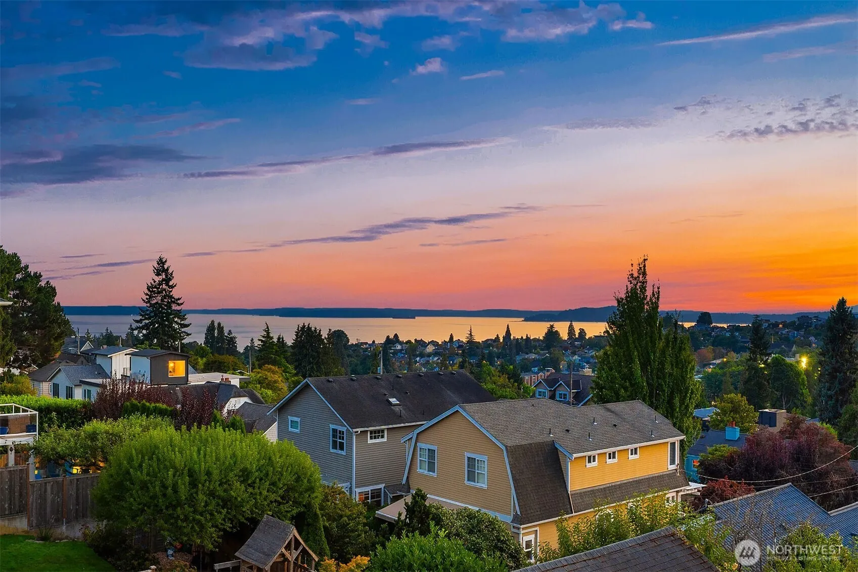 Property photo for 2561 28th Avenue W, Seattle photo 4