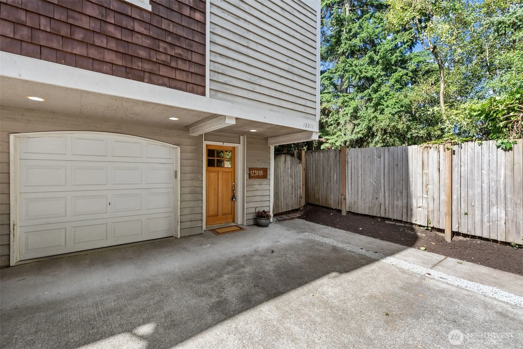 Property photo for 12311 Roosevelt Way Ne #b, Seattle photo 2