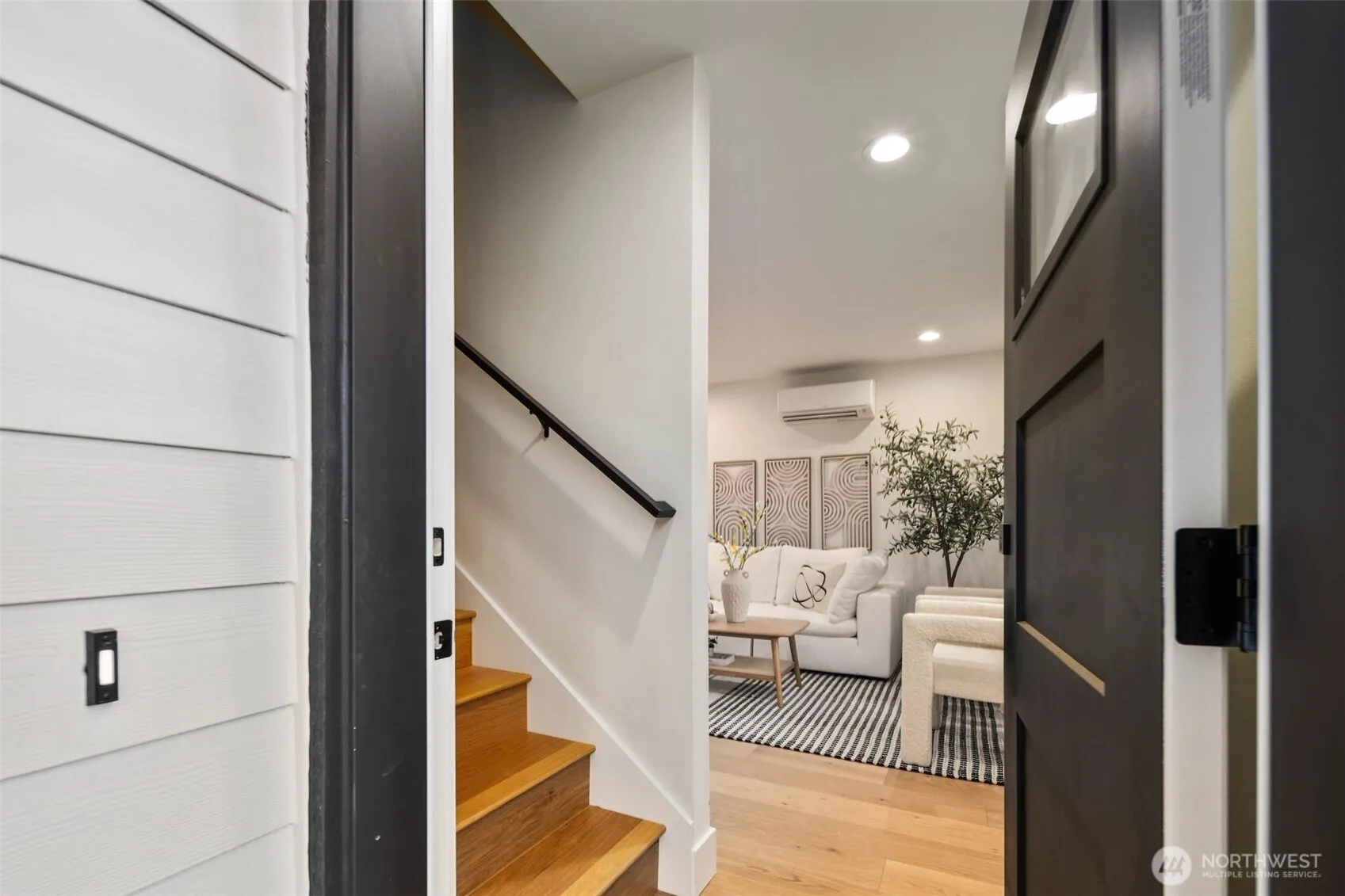 Property photo for 6346 37th Avenue Sw #b, Seattle photo 2
