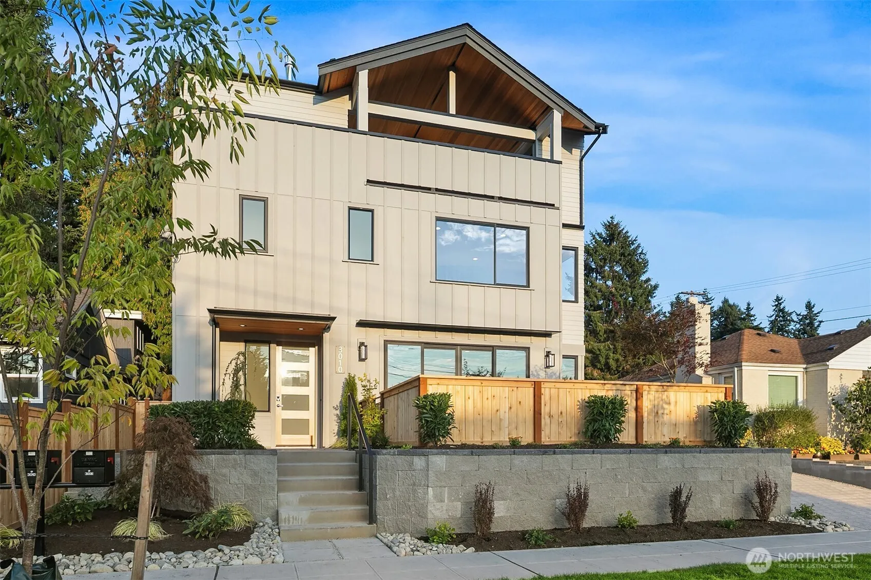 Property photo for 3010 32nd Avenue W, Seattle photo 2