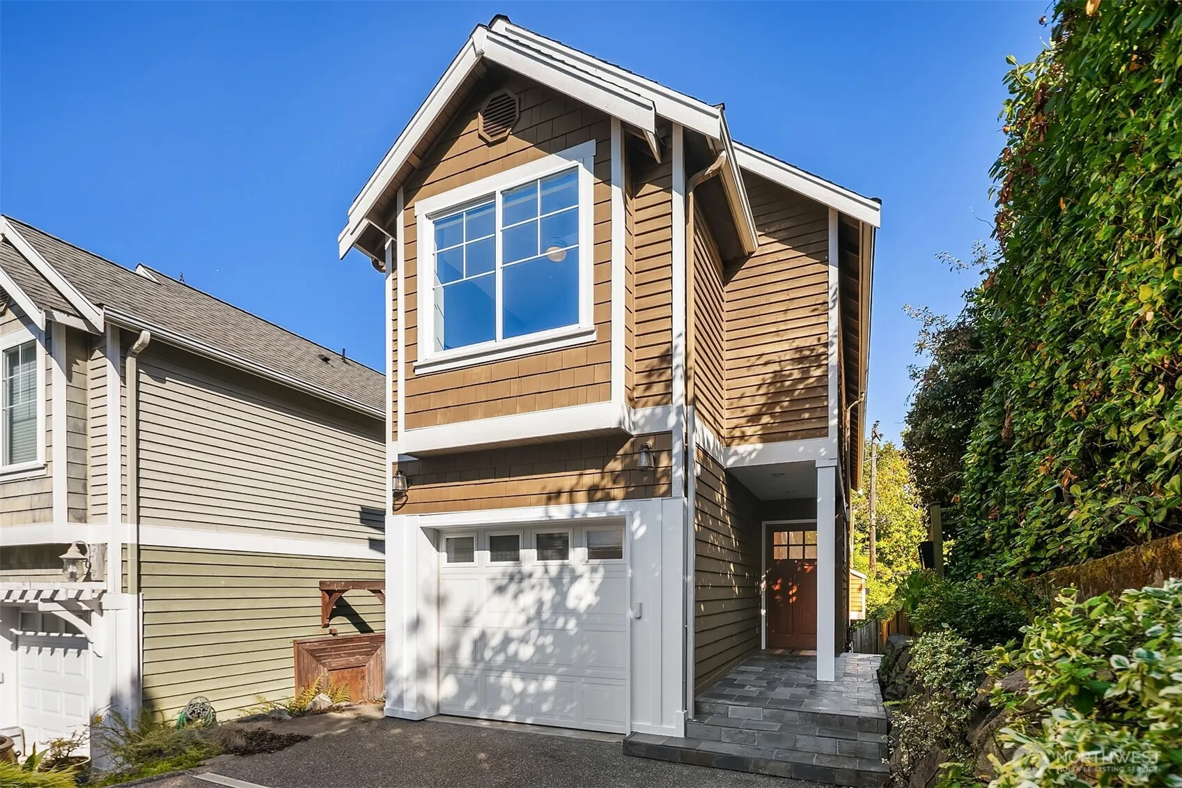 Property photo for 2720 Nob Hill Avenue N, Seattle photo 2