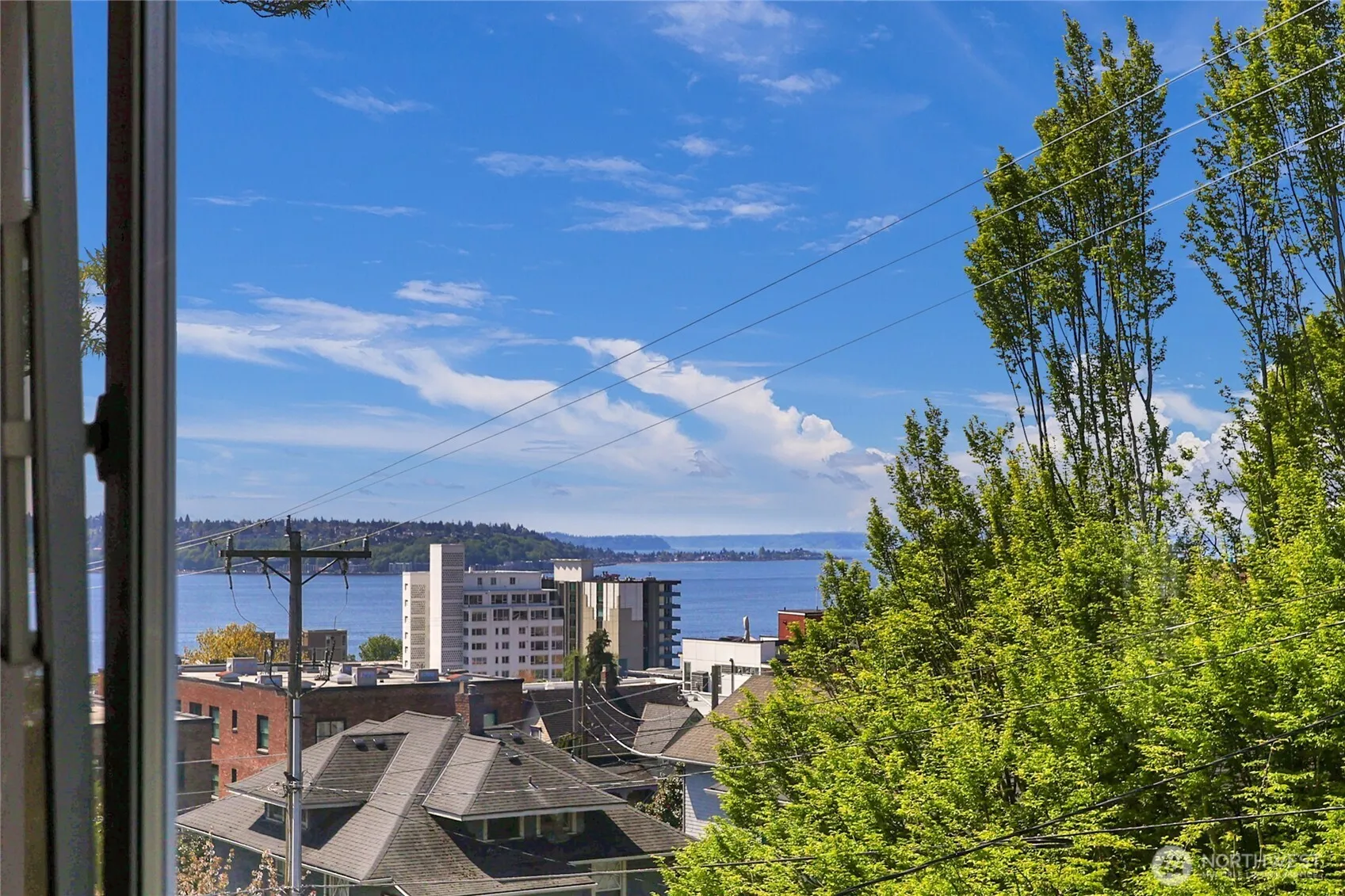 Property photo for 924 3rd Avenue W, Seattle photo 2