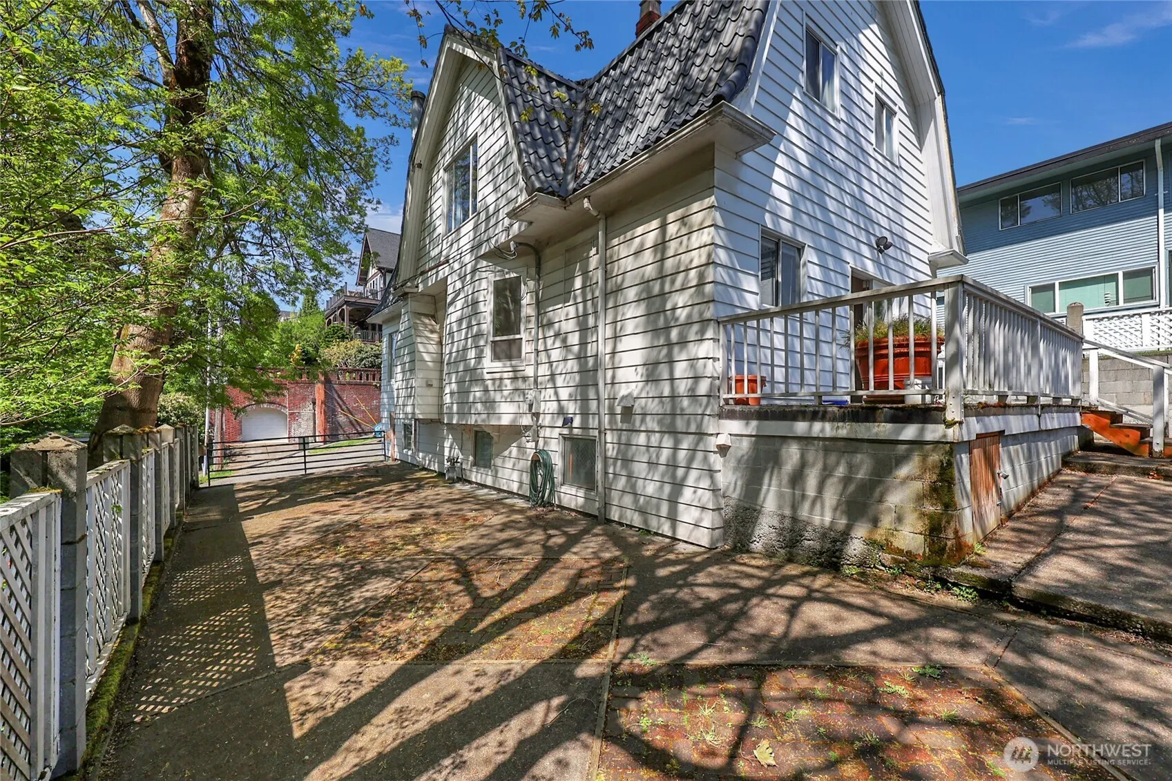 Property photo for 924 3rd Avenue W, Seattle