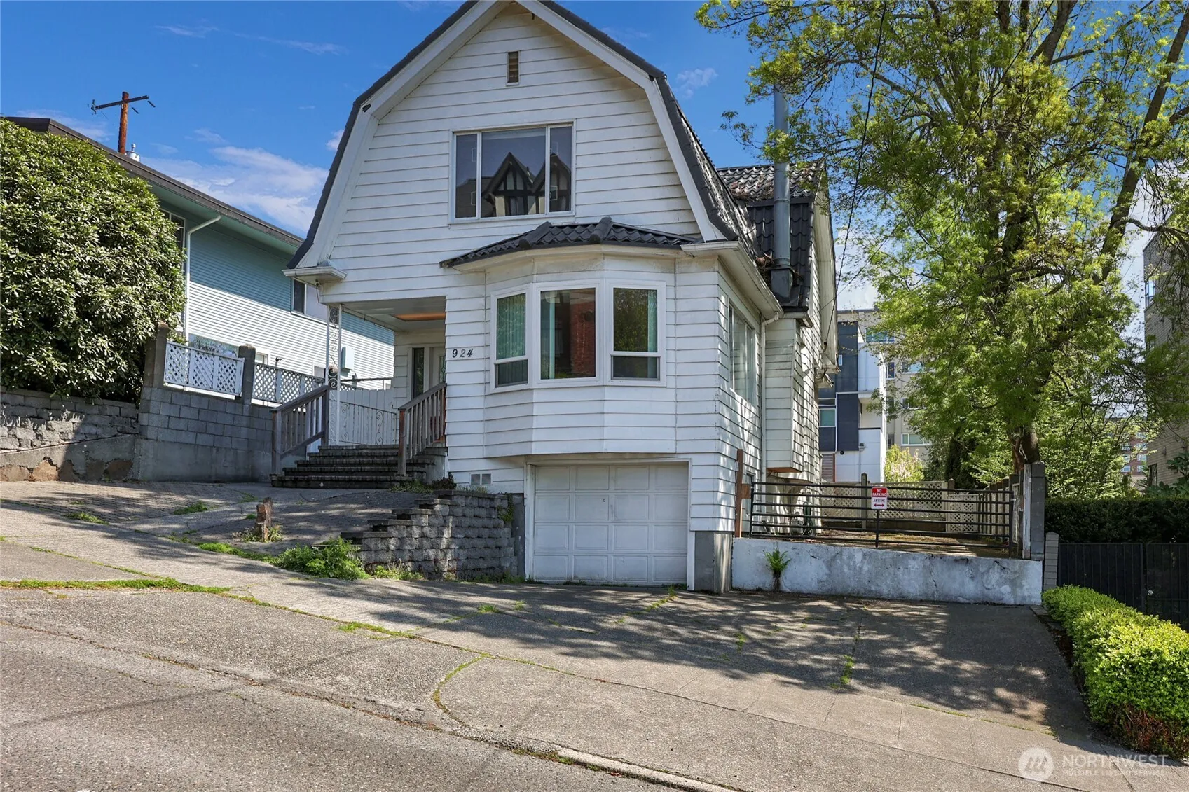 Property photo for 924 3rd Avenue W, Seattle photo 4