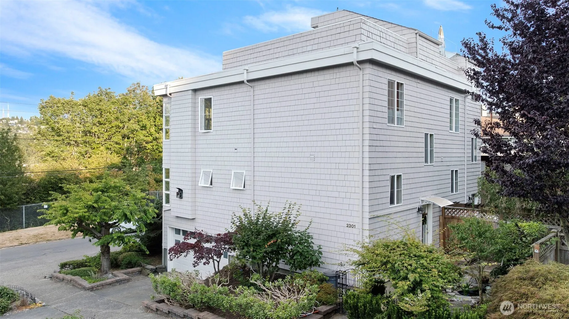 Property photo for 2301 W Crockett Street, Seattle photo 4