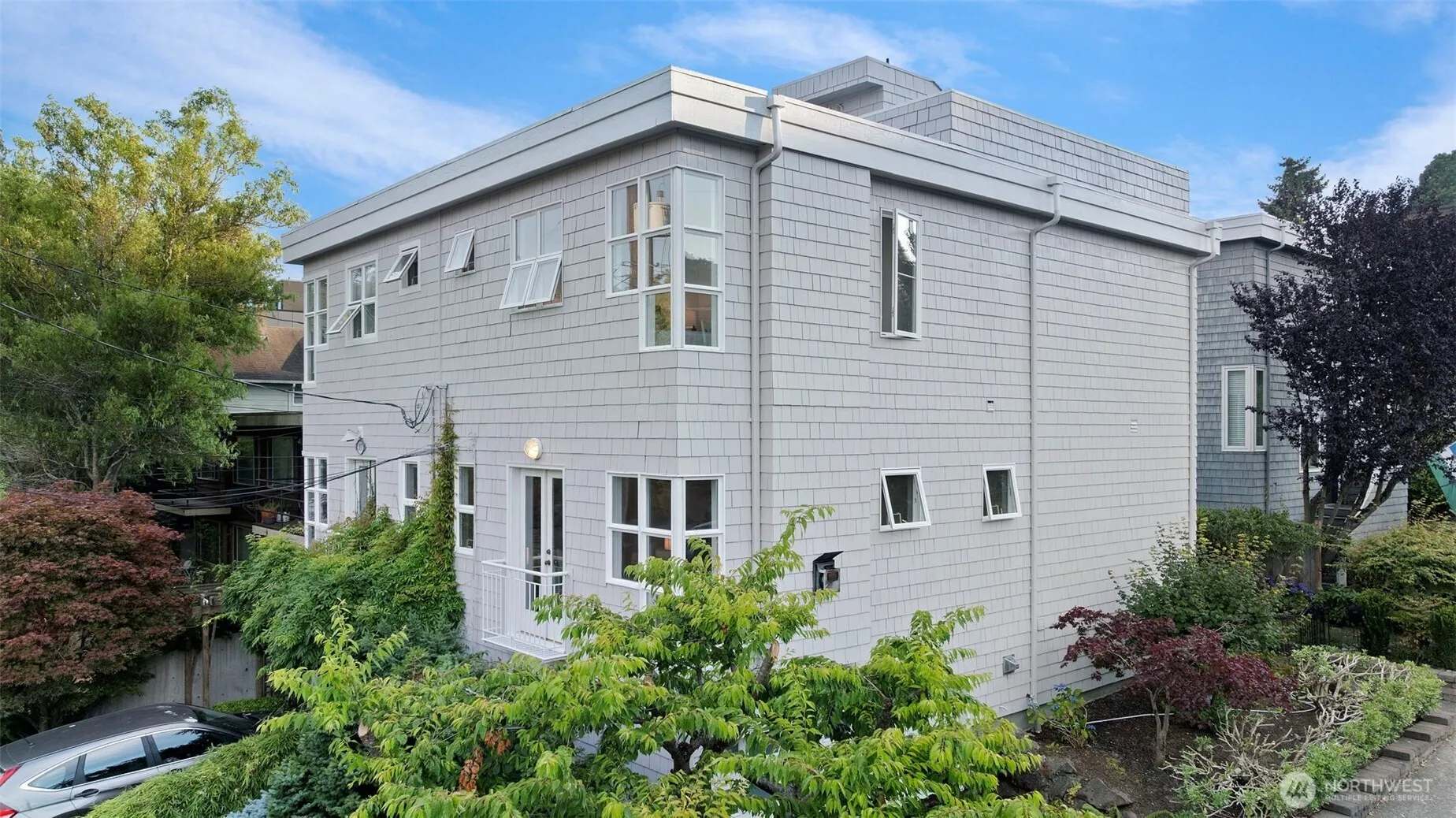 Property photo for 2301 W Crockett Street, Seattle photo 3