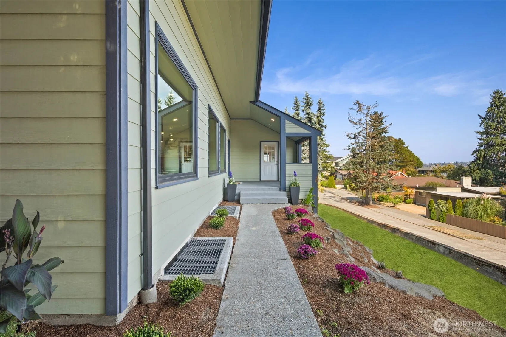 Property photo for 3205 25th Avenue W, Seattle photo 2