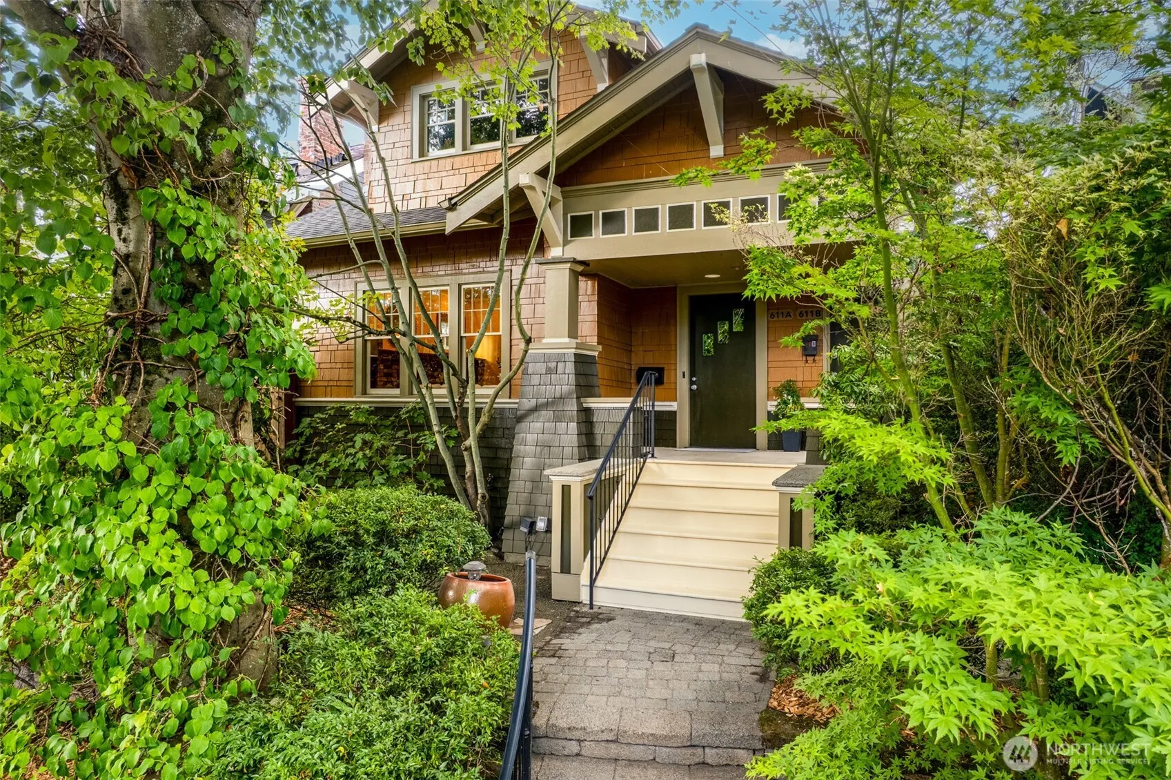 Property photo for 611 20th Avenue E, Seattle photo 2