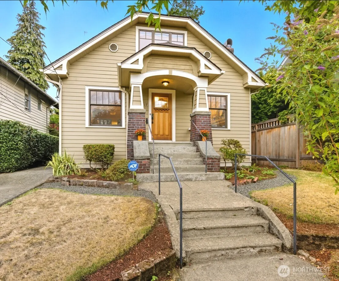 Property photo for 4417 Thackeray Place Ne, Seattle