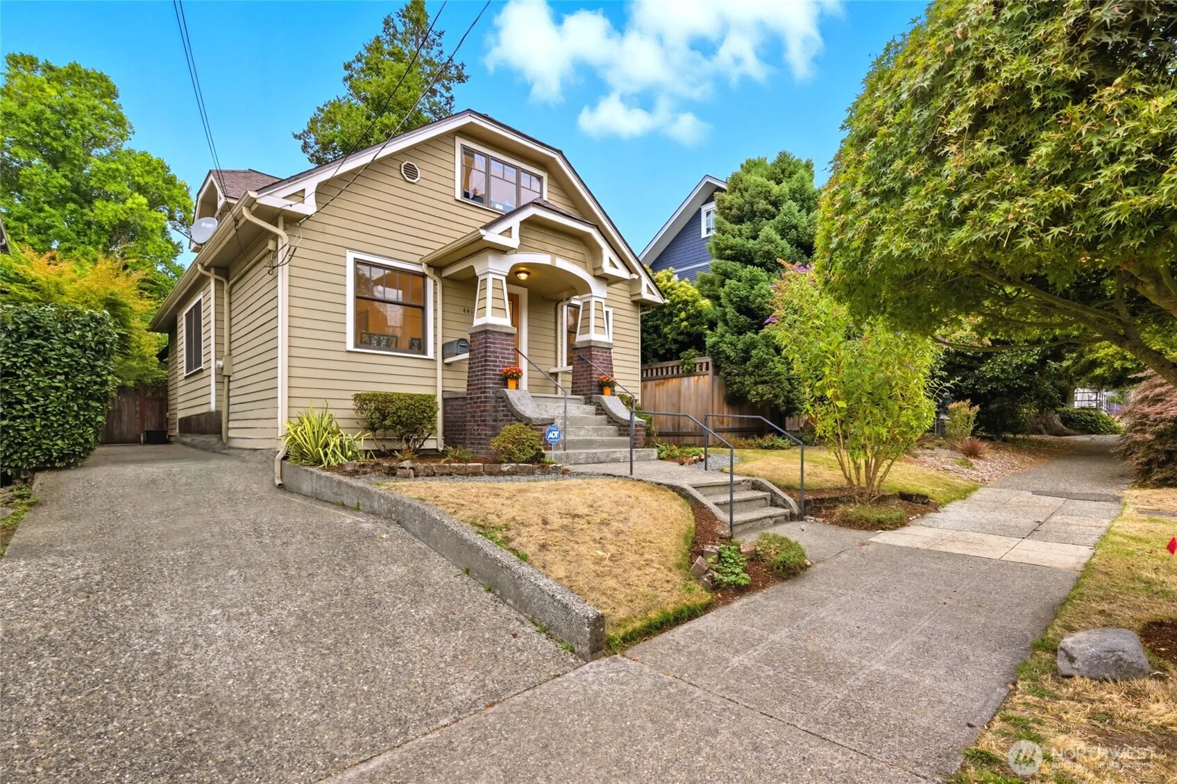 Property photo for 4417 Thackeray Place Ne, Seattle photo 3