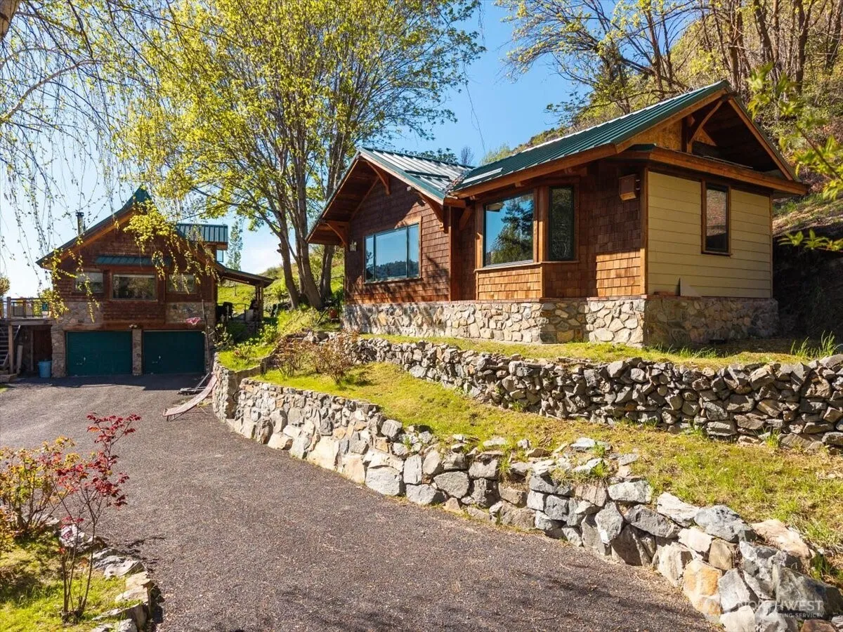 Property photo for 16495 S Lakeshore Road, Chelan photo 3