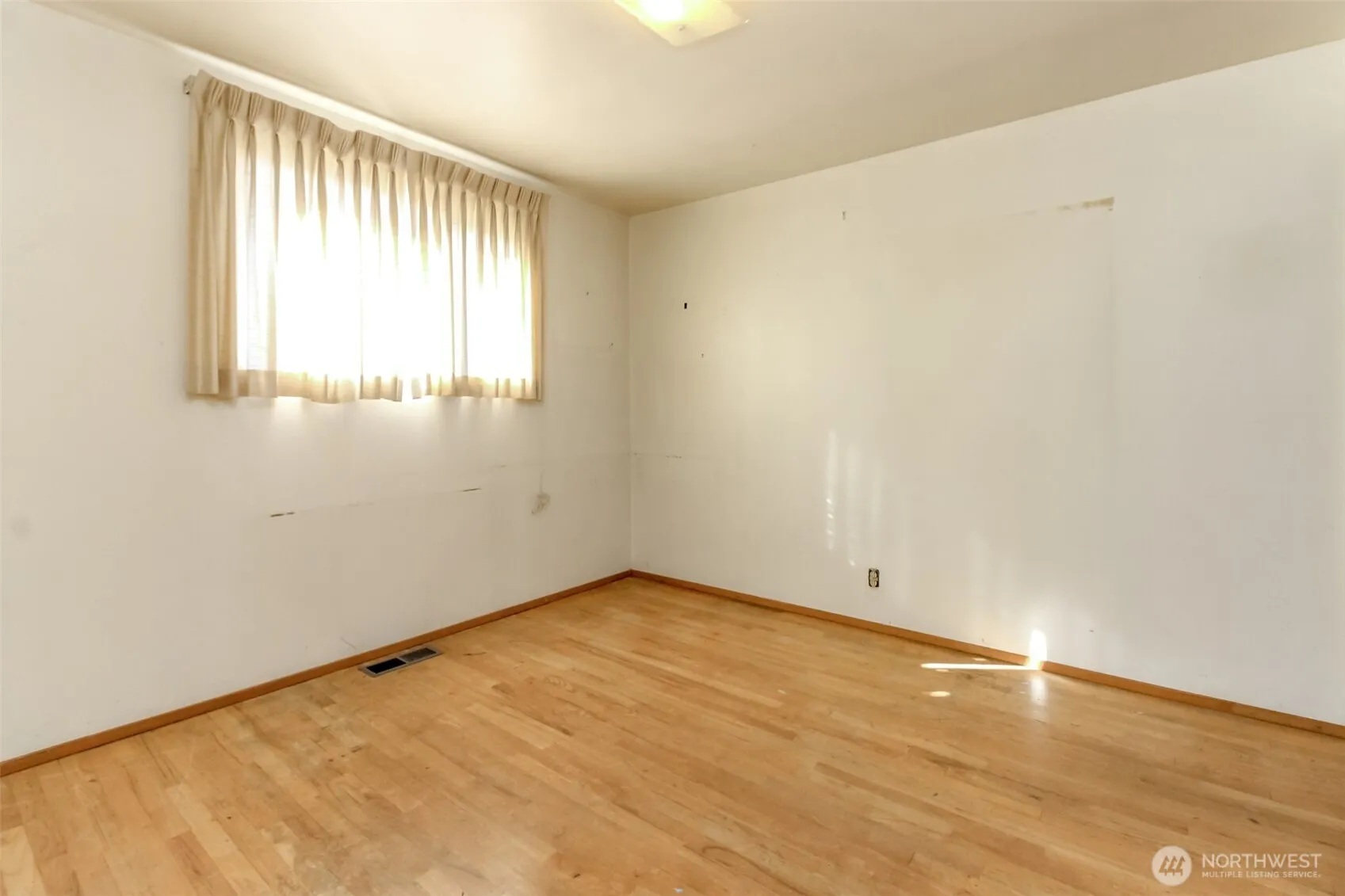 Property photo for 1323 Sw 113th Street, Seattle photo 5