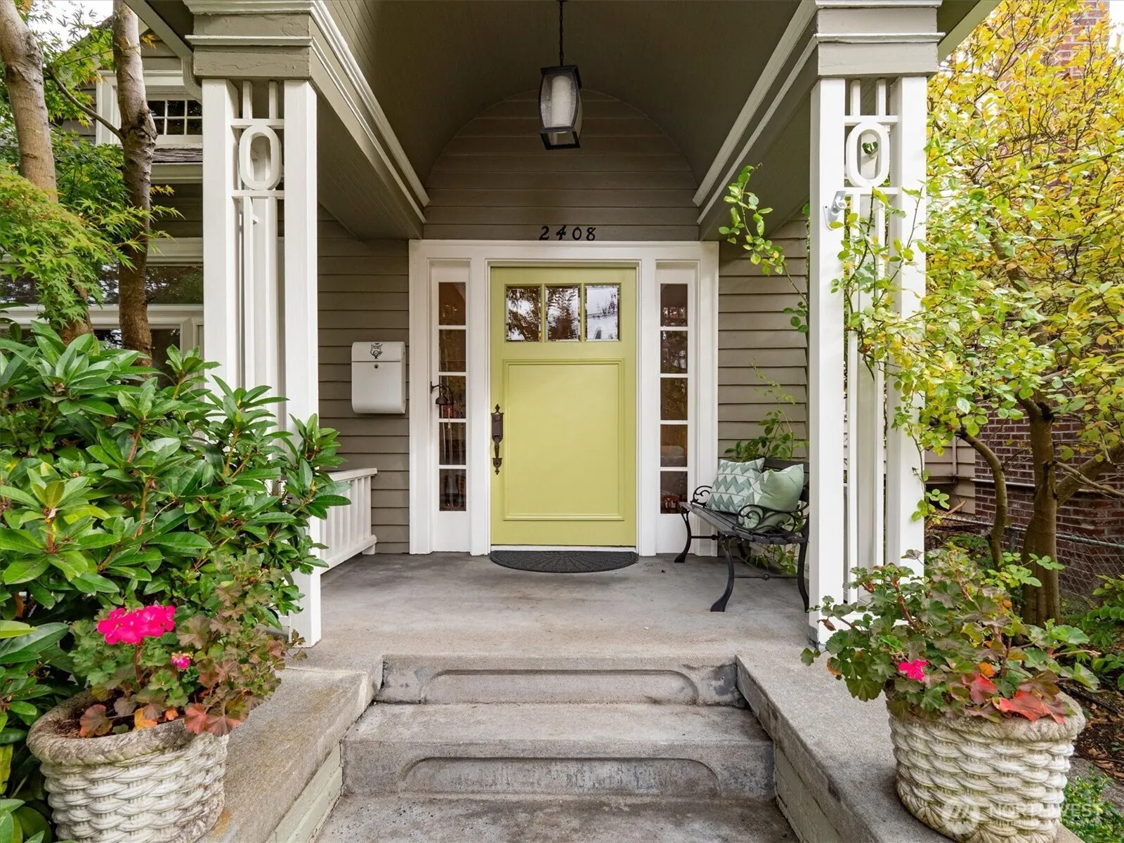 Property photo for 2408 Warren Avenue N, Seattle photo 2