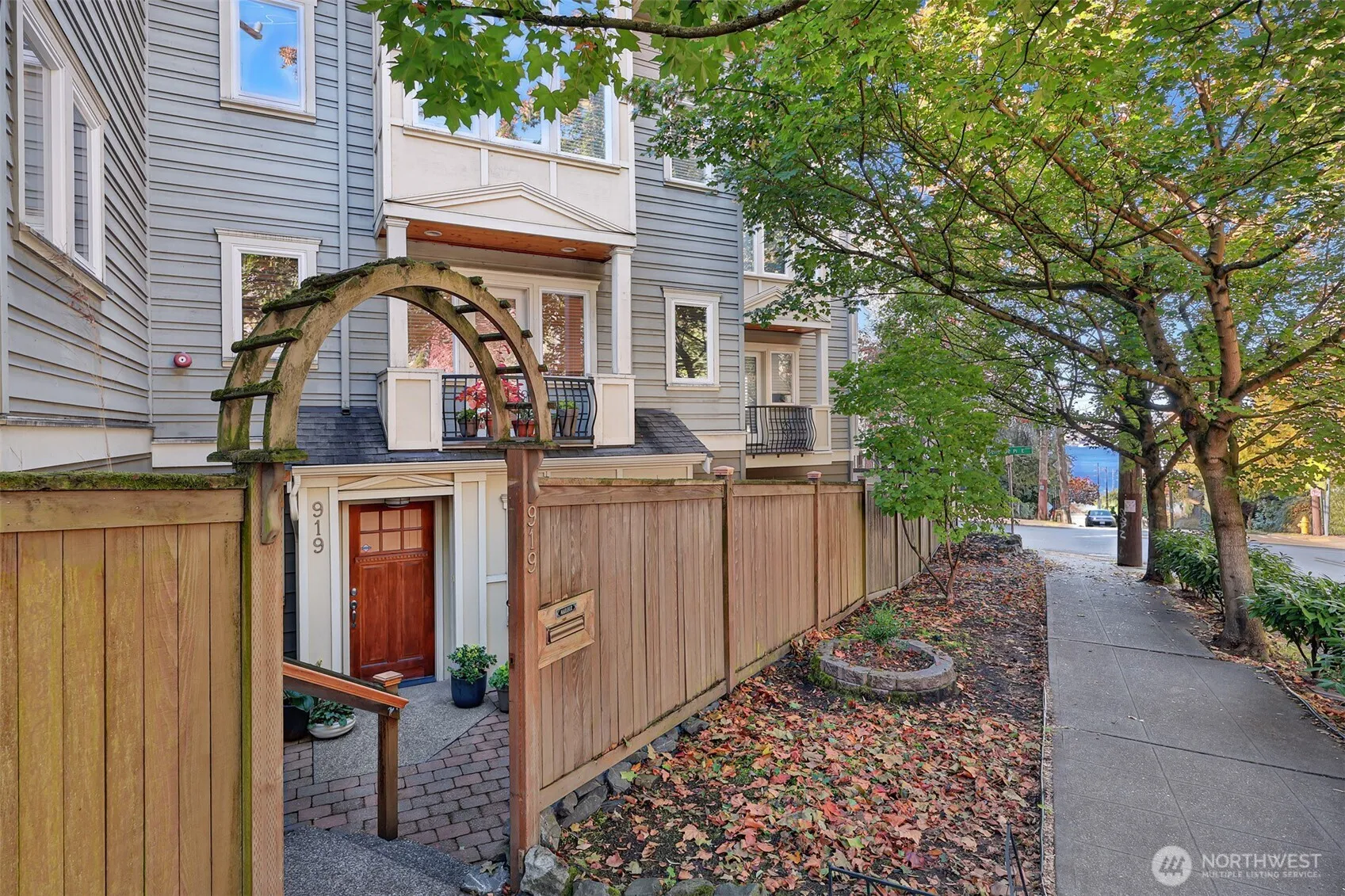 Property photo for 919 Belmont Avenue E, Seattle photo 2