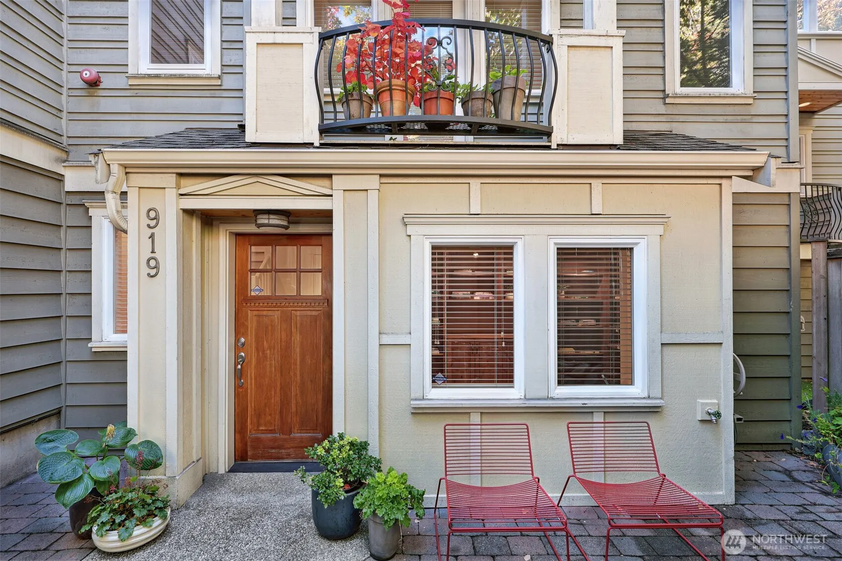 Property photo for 919 Belmont Avenue E, Seattle photo 3