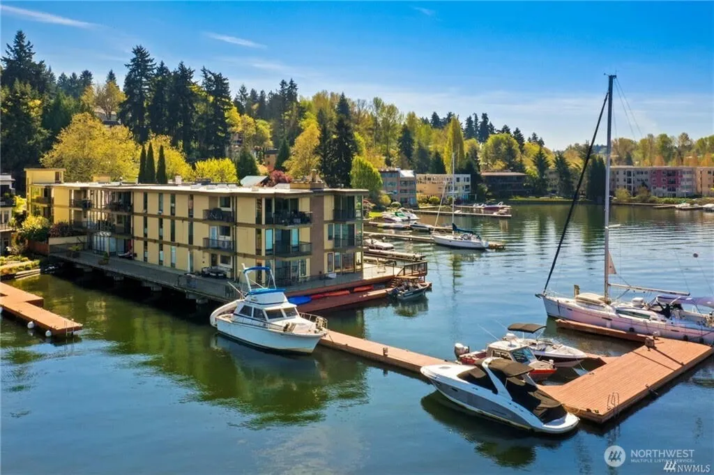 Property photo for 4561 Lake Washington Boulevard Ne #203, Kirkland photo 3