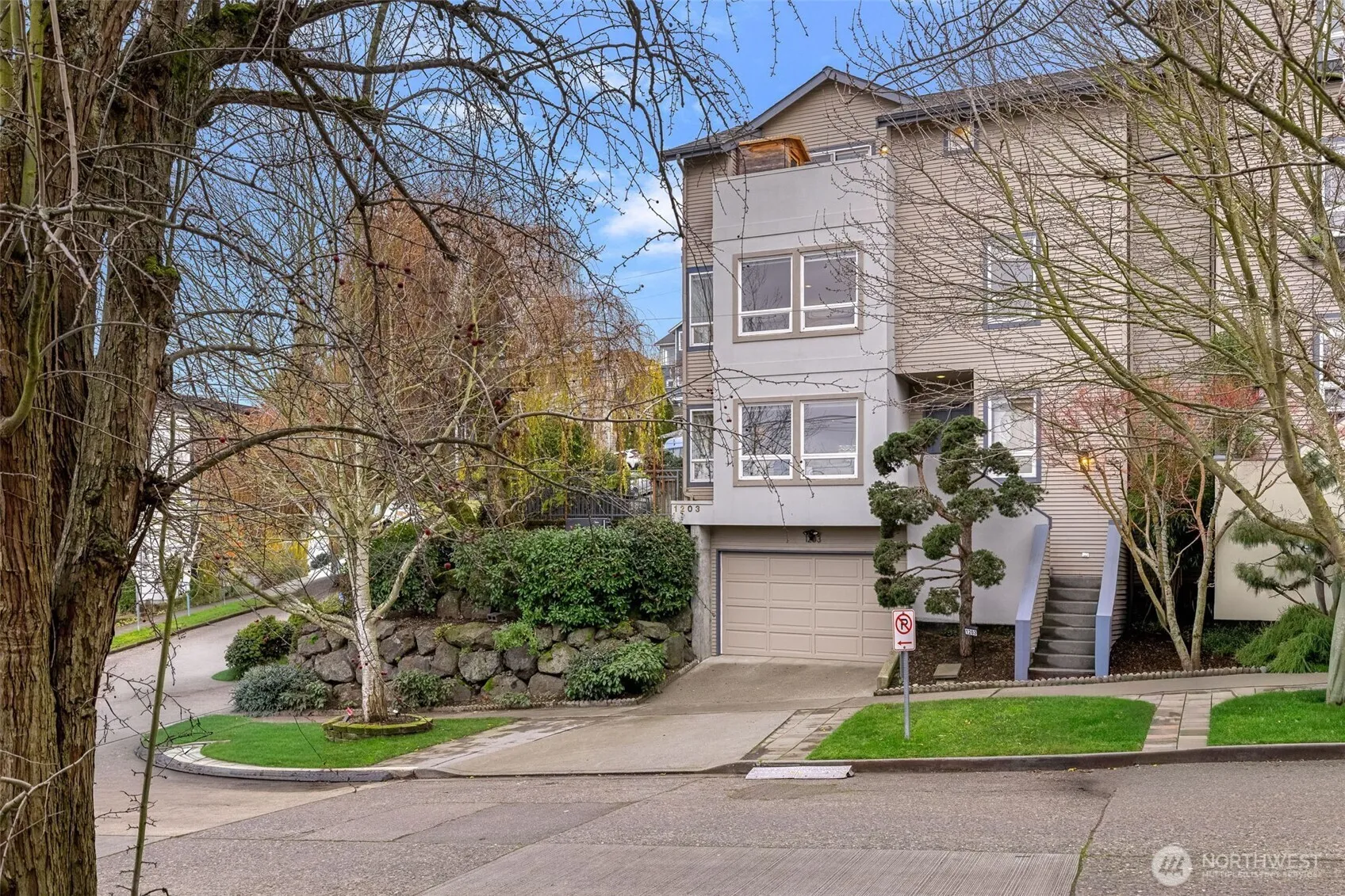 Property photo for 1203 5th Avenue N, Seattle photo 5