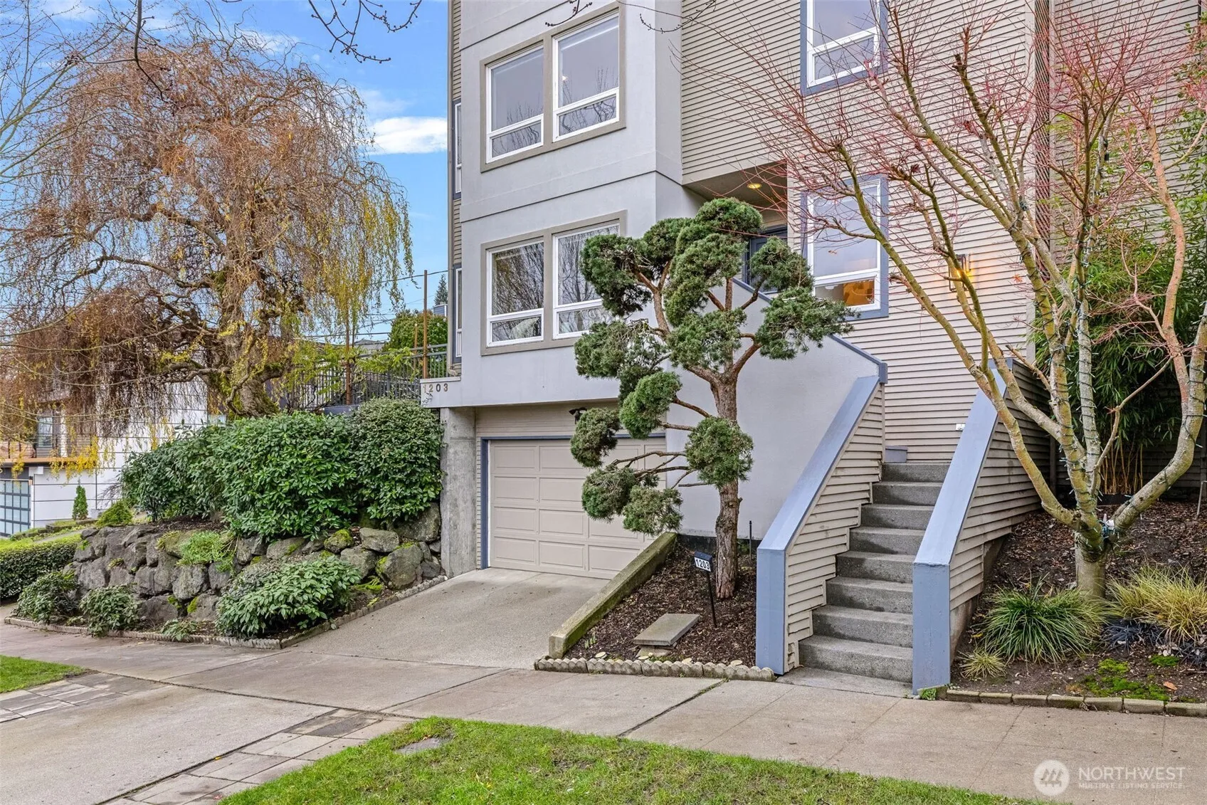 Property photo for 1203 5th Avenue N, Seattle photo 2