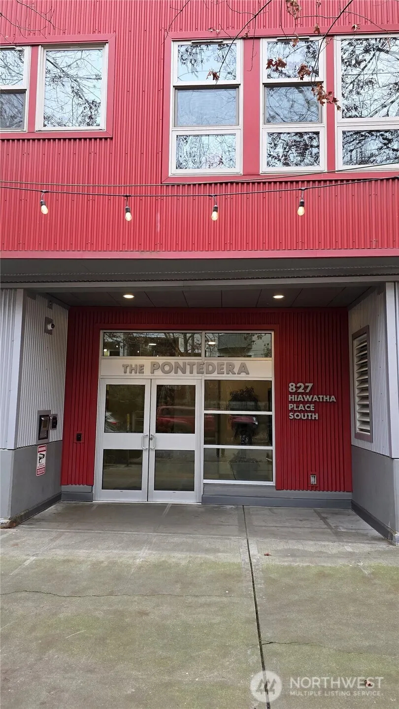 Property photo for 827 Hiawatha Place S #817, Seattle photo 2