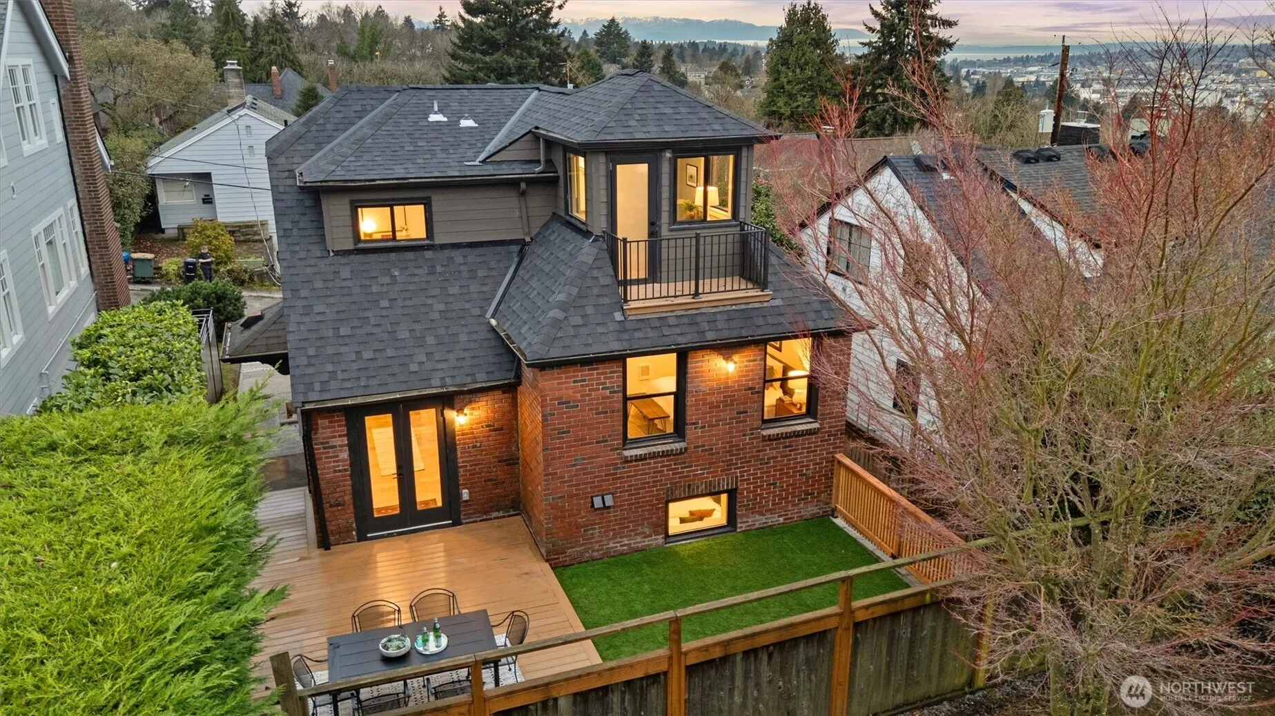 Property photo for 2512 Nob Hill Avenue N, Seattle photo 3