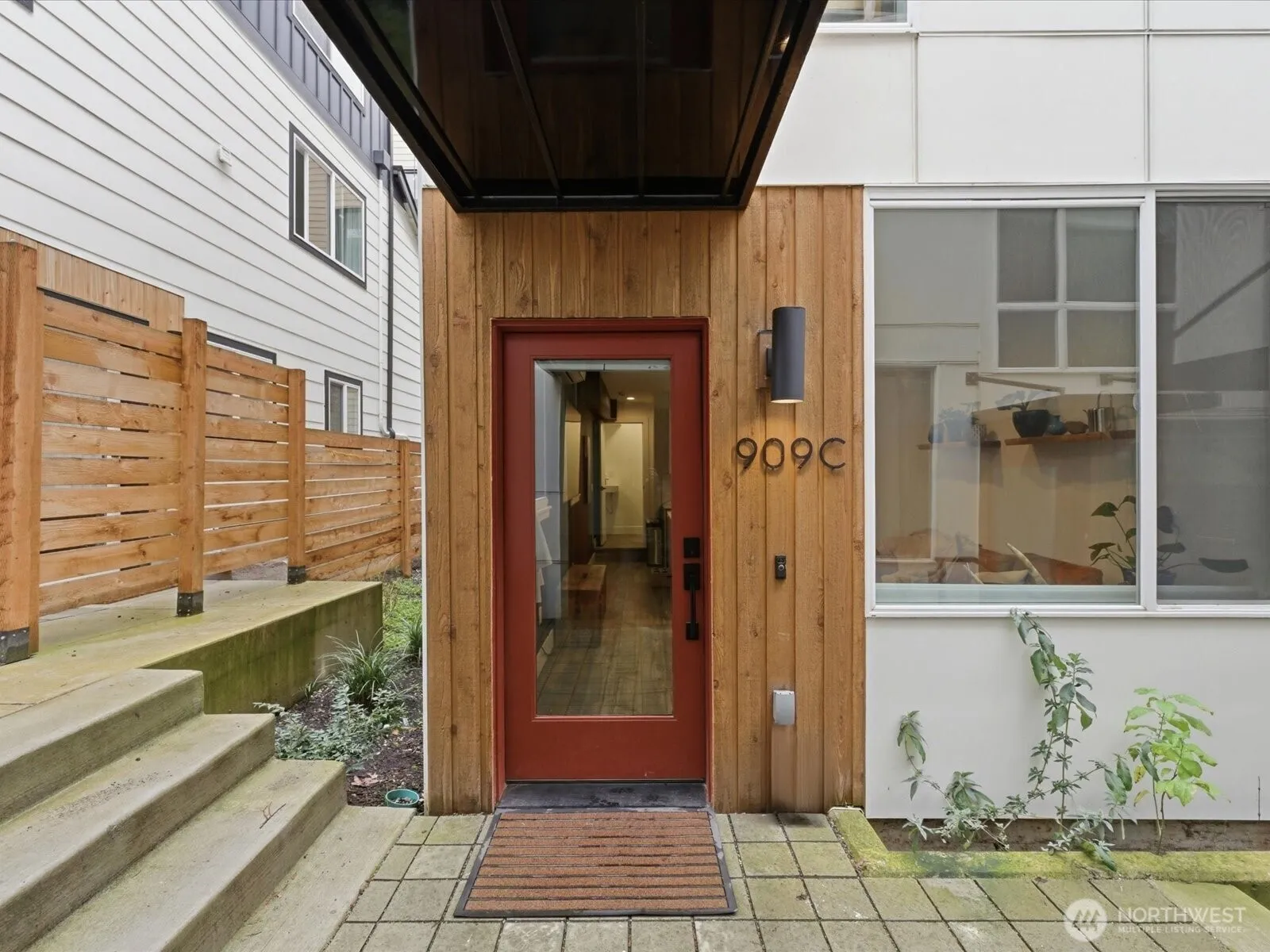 Property photo for 909 Hiawatha Place S #c, Seattle photo 2