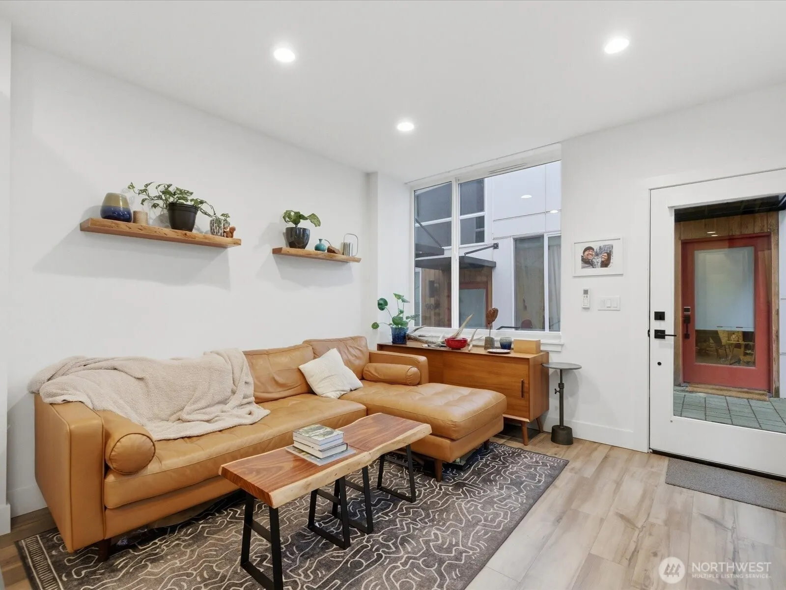 Property photo for 909 Hiawatha Place S #c, Seattle photo 3