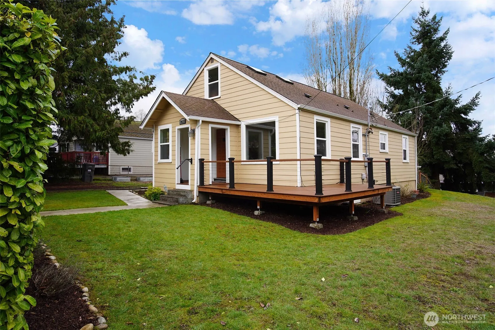 Property photo for 10633 21st Avenue Sw, Seattle photo 2