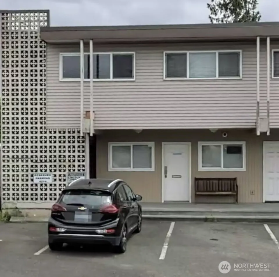 Property photo for 4212 Aurora Avenue N, Seattle photo 3