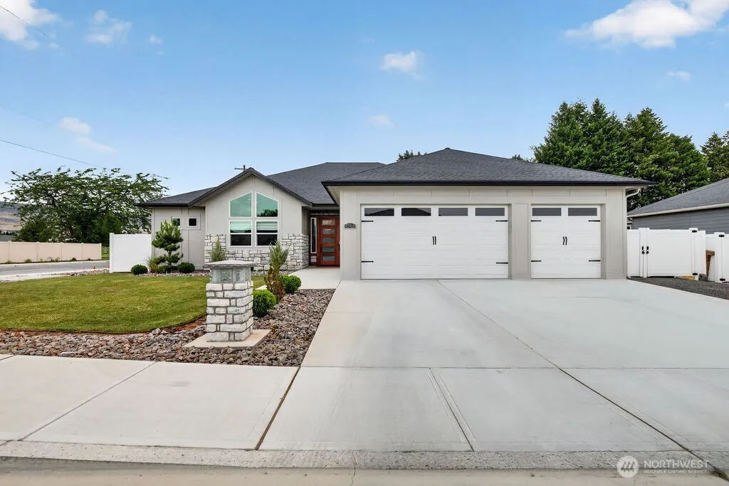 Property photo for 613 S Perry Avenue, East Wenatchee