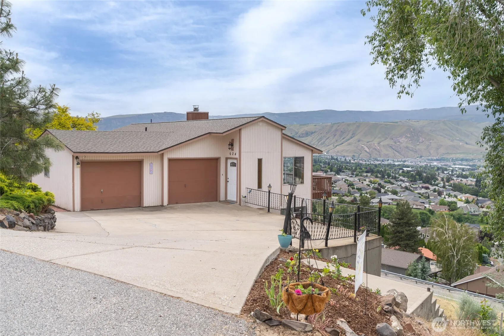 Property photo for 624 Daniels Drive Ne, East Wenatchee