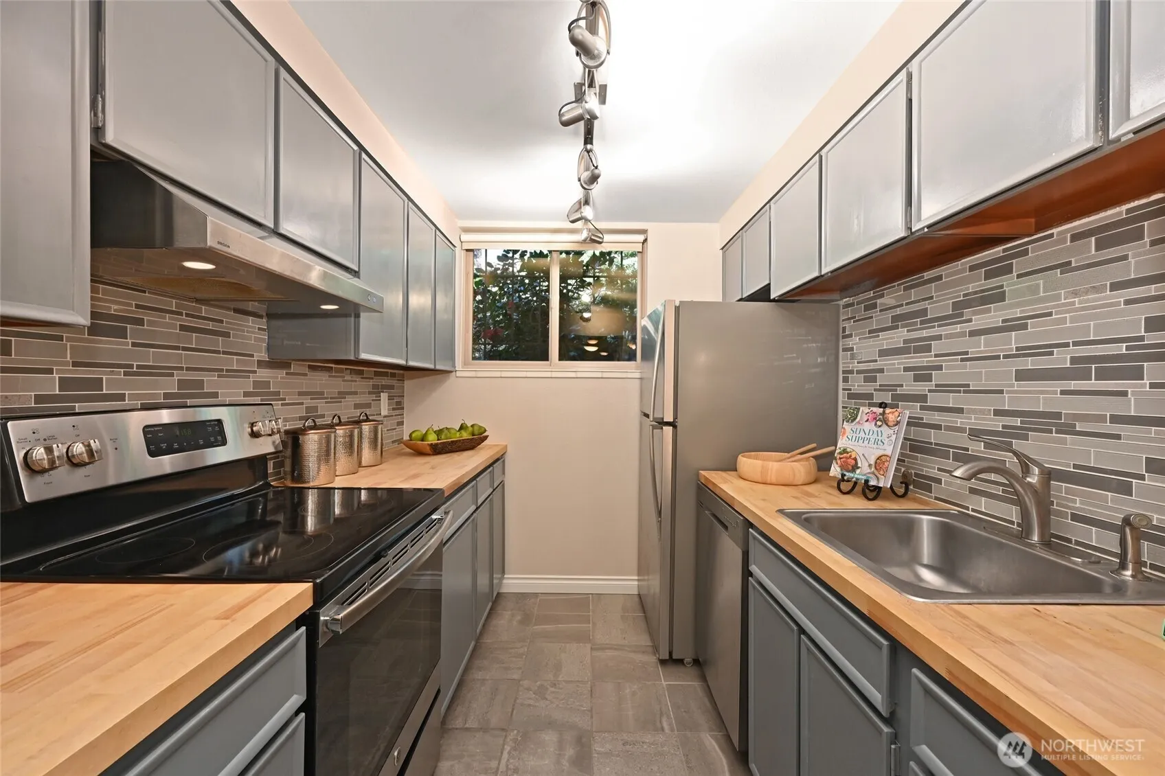Property photo for 3400 25th Avenue W #101, Seattle photo 4