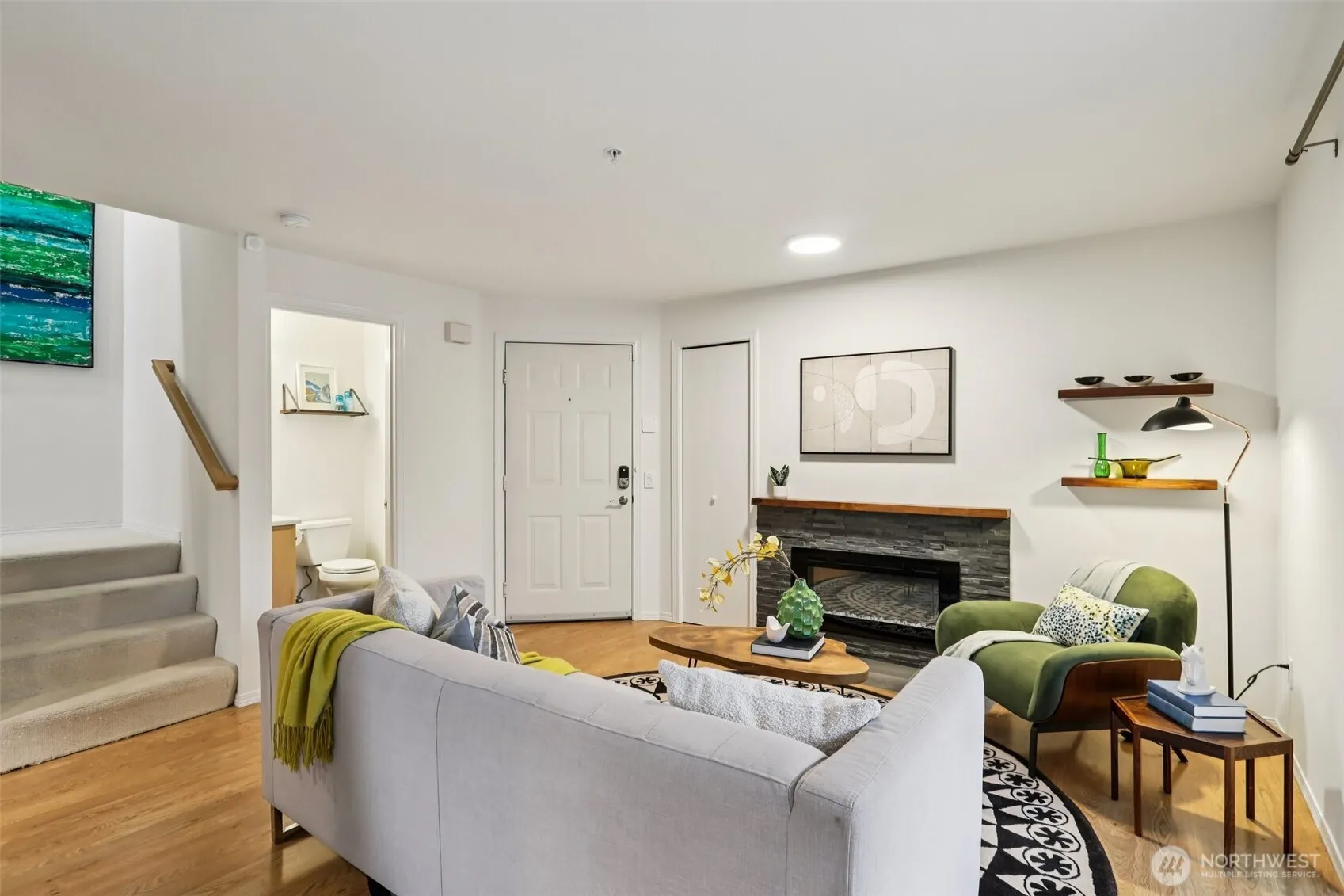 Property photo for 9242 Woodlawn Avenue N #b, Seattle photo 5