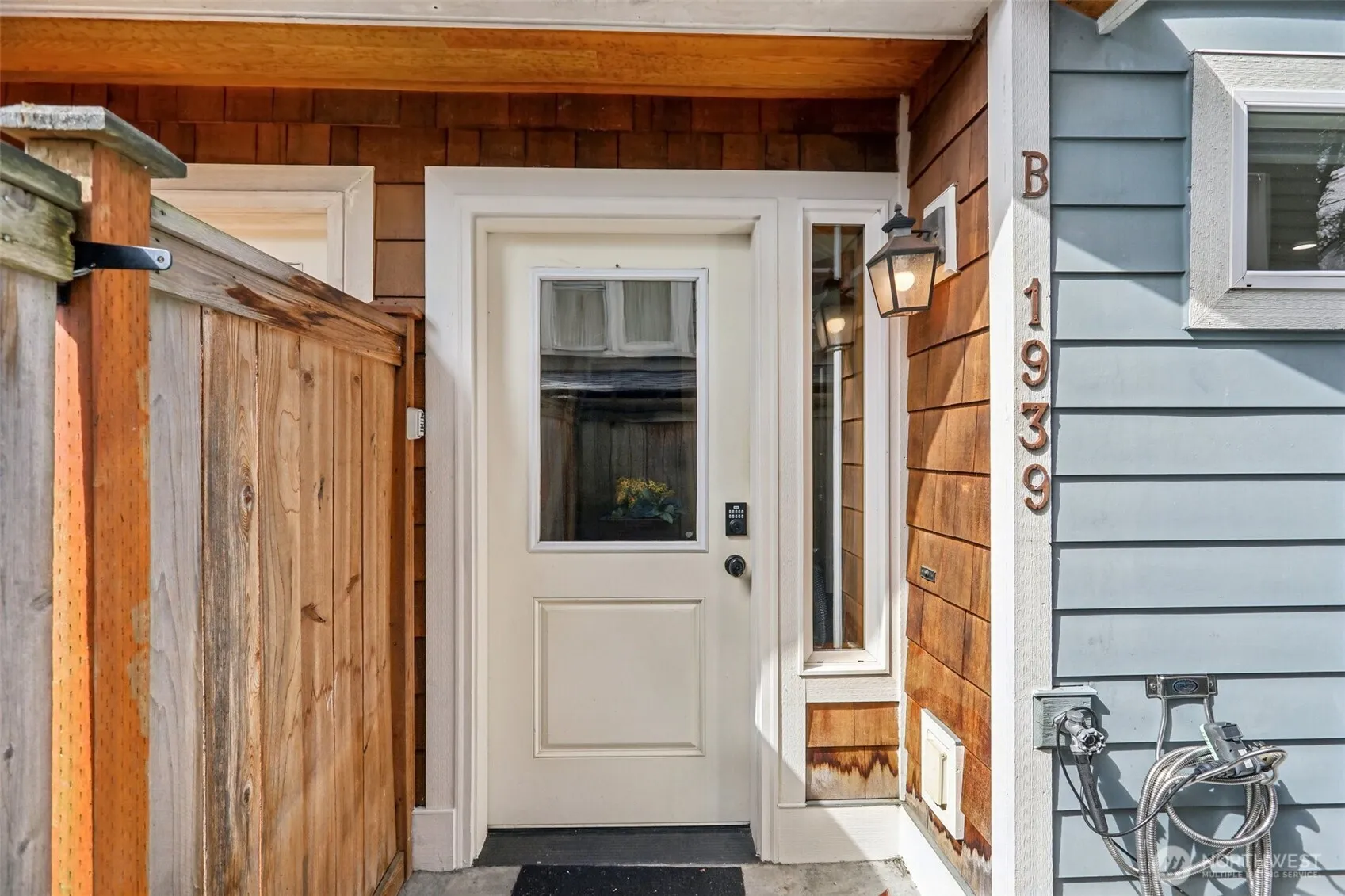 Property photo for 1939 10th Avenue W #b, Seattle photo 2