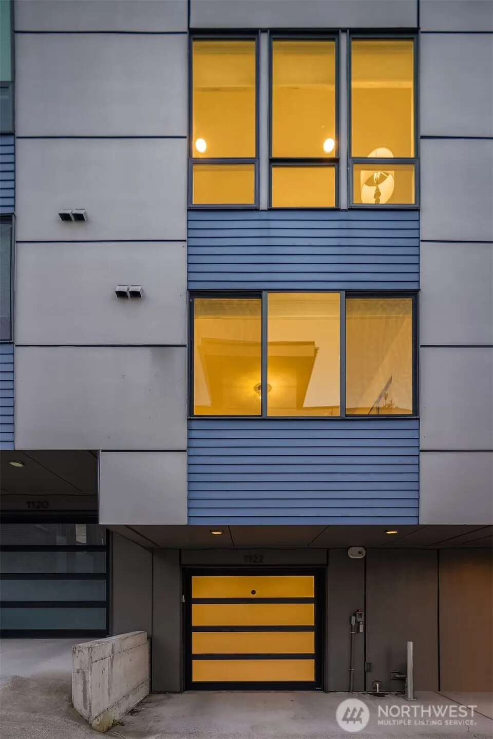 Property photo for 1122 5th Avenue N, Seattle photo 2