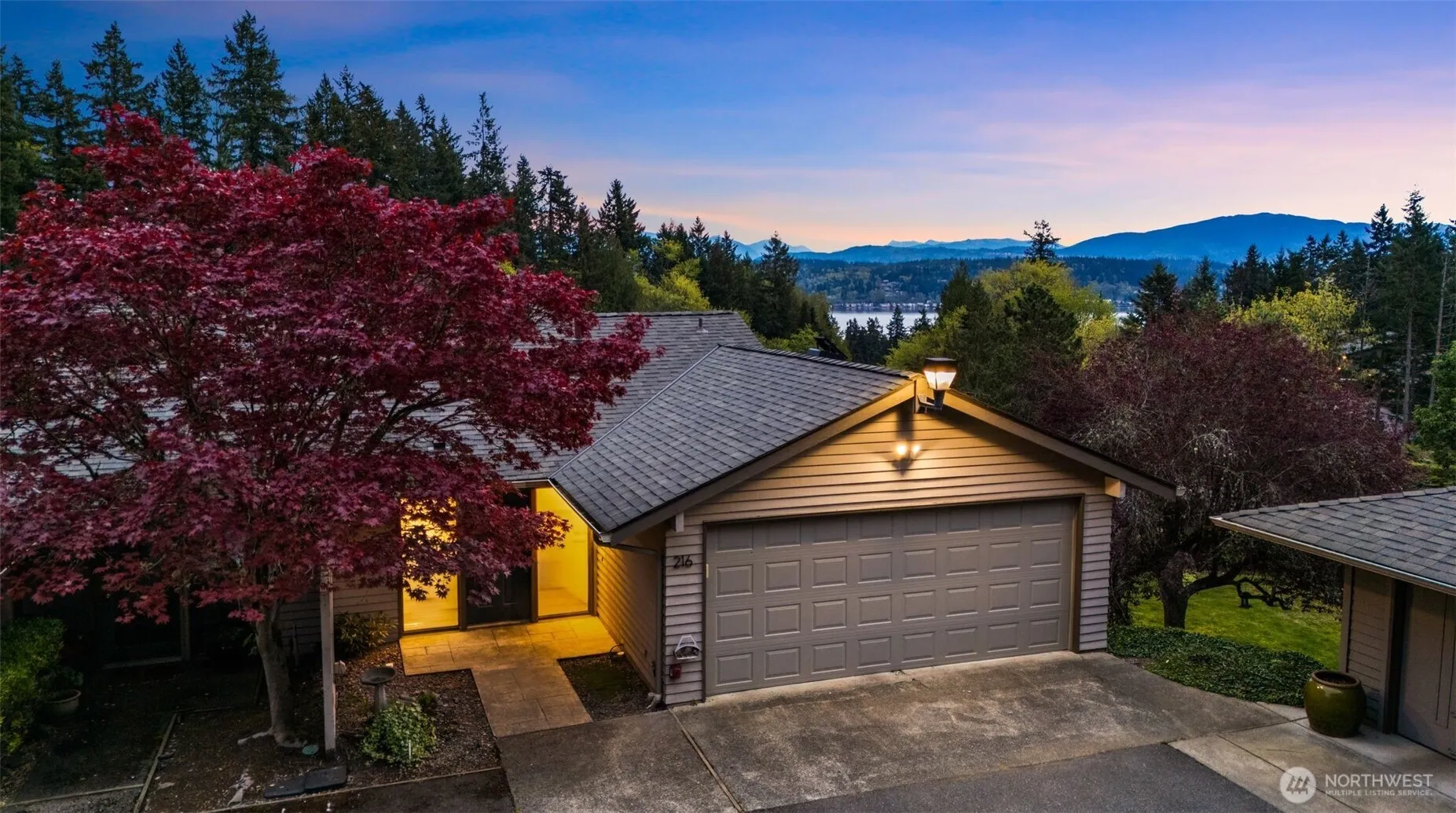 Property photo for 216 167th Place Ne, Bellevue photo 3