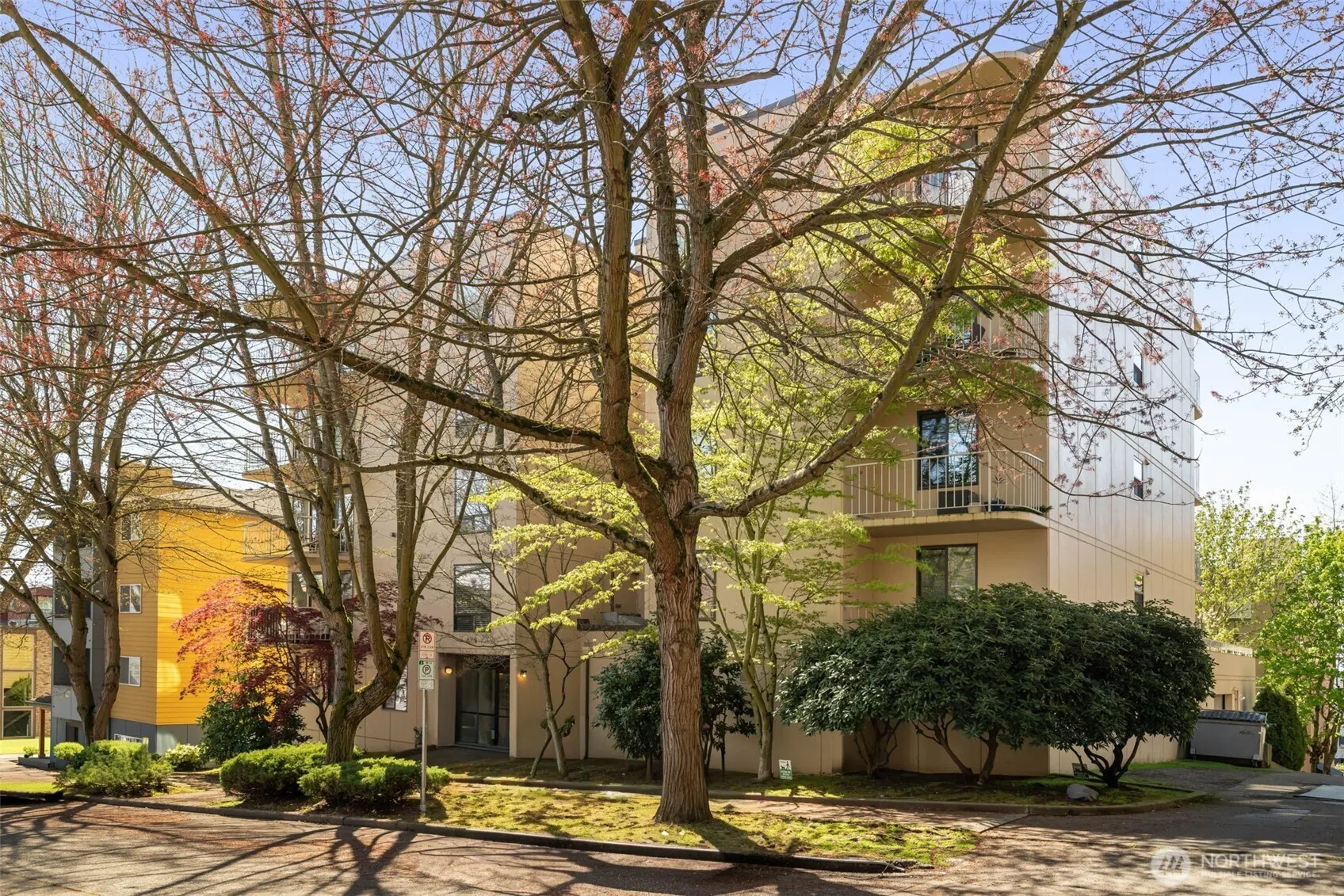 Property photo for 619 5th Avenue W #302, Seattle photo 2