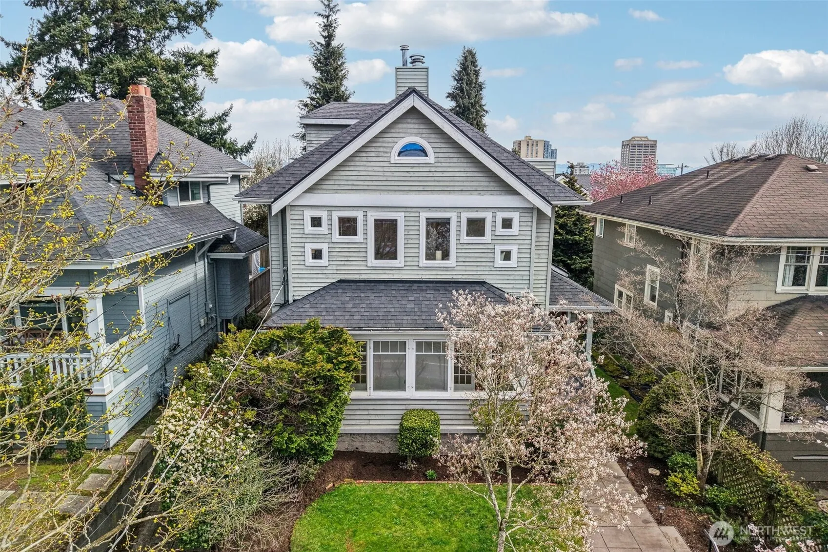 Property photo for 4726 Thackeray Place Ne, Seattle photo 3
