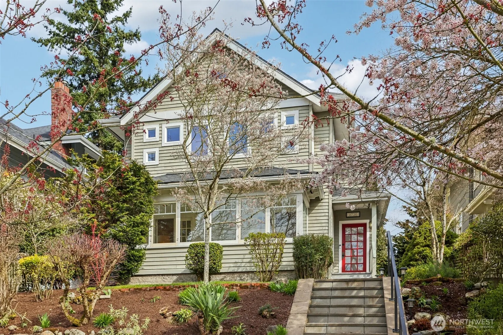 Property photo for 4726 Thackeray Place Ne, Seattle photo 2