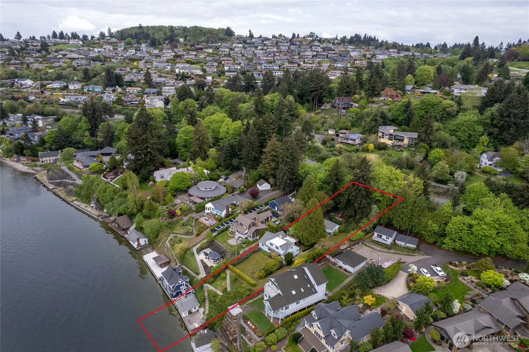 Property photo for 5498 Hyada Boulevard Ne, Tacoma photo 2