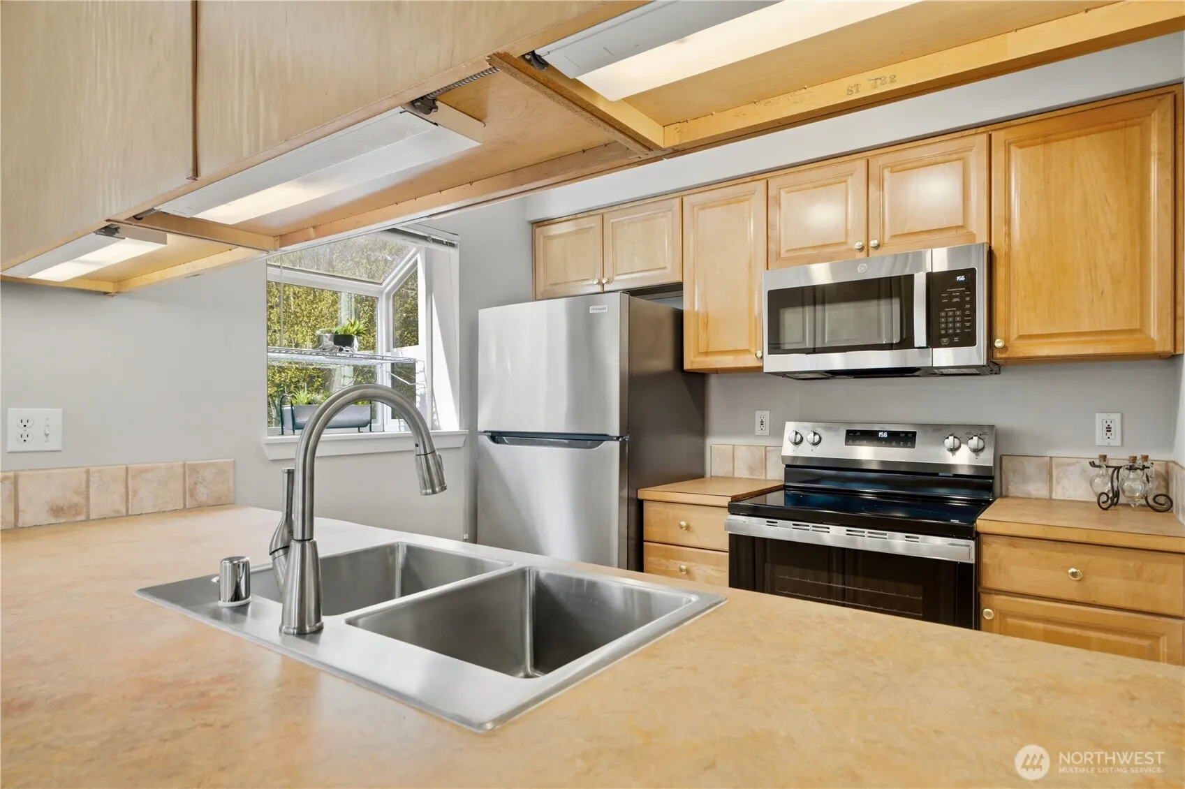 Property photo for 12345 Roosevelt Way Ne #305, Seattle photo 5