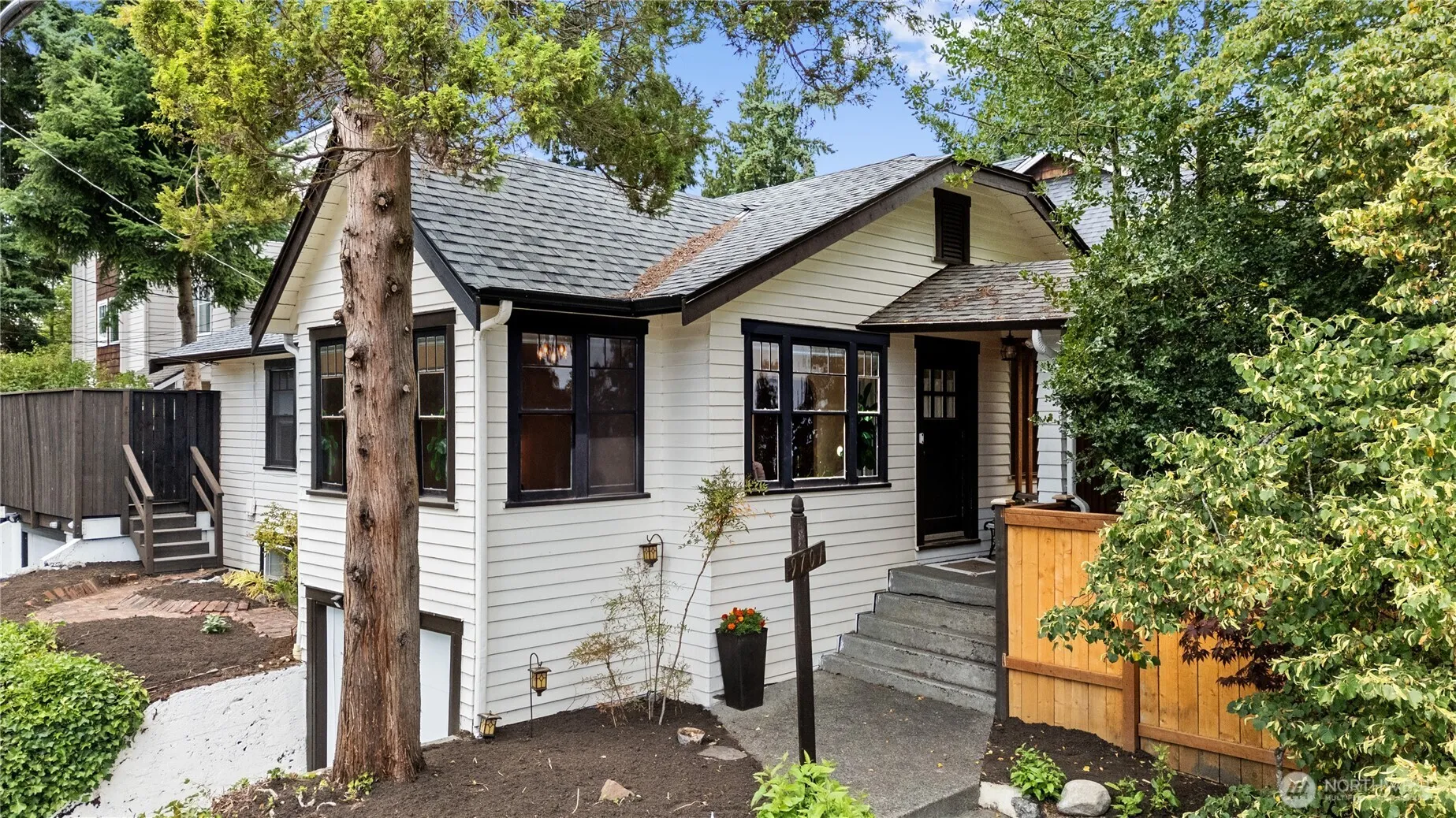Property photo for 9701 Roosevelt Way Ne, Seattle photo 4