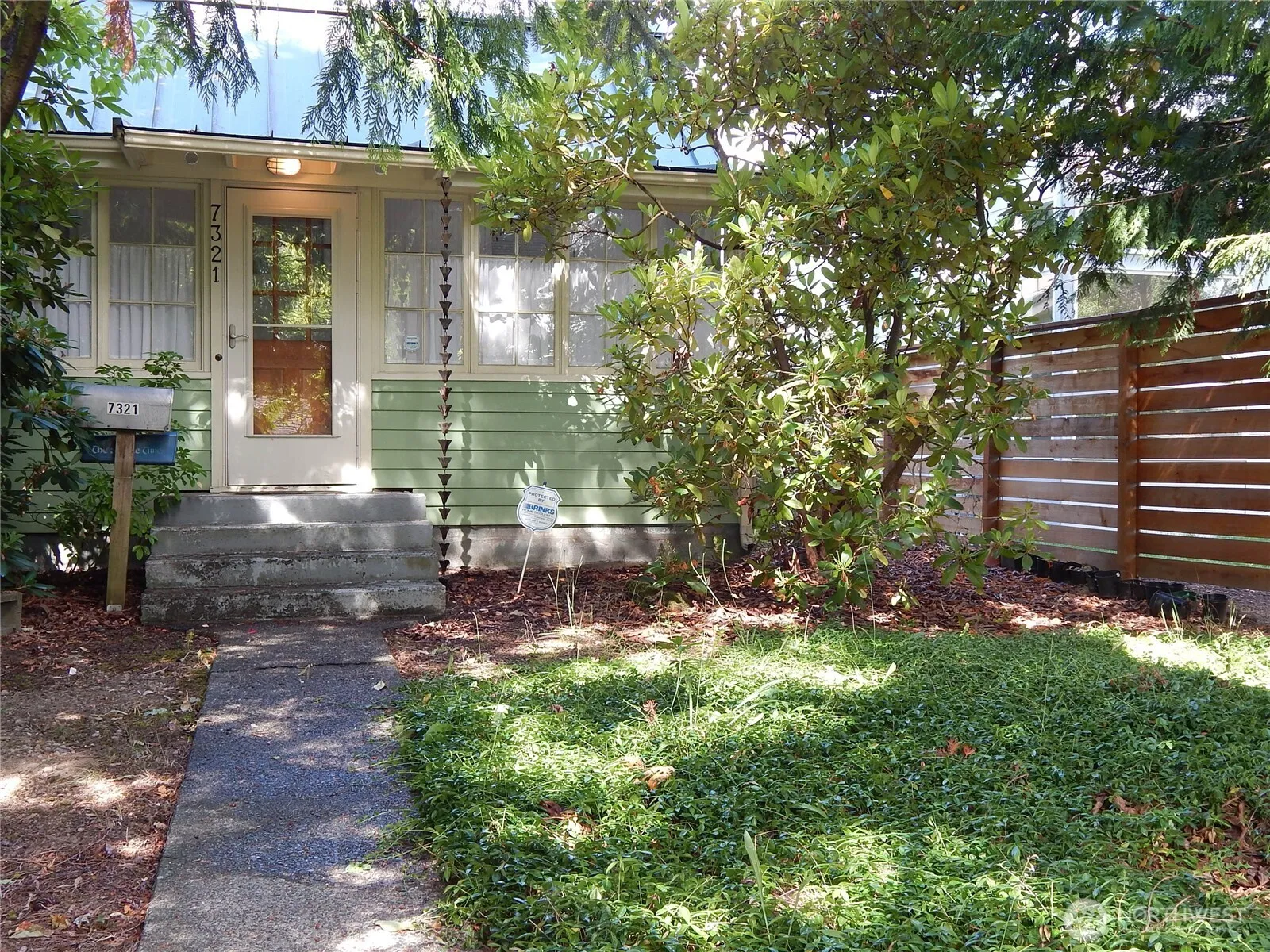 Property photo for 7321 35th Avenue Sw, Seattle photo 2