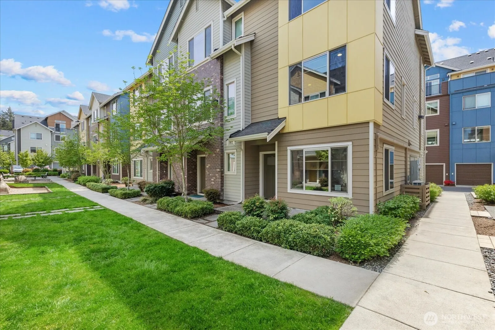Property photo for 15722 Ne 14th Terrace, Bellevue photo 2