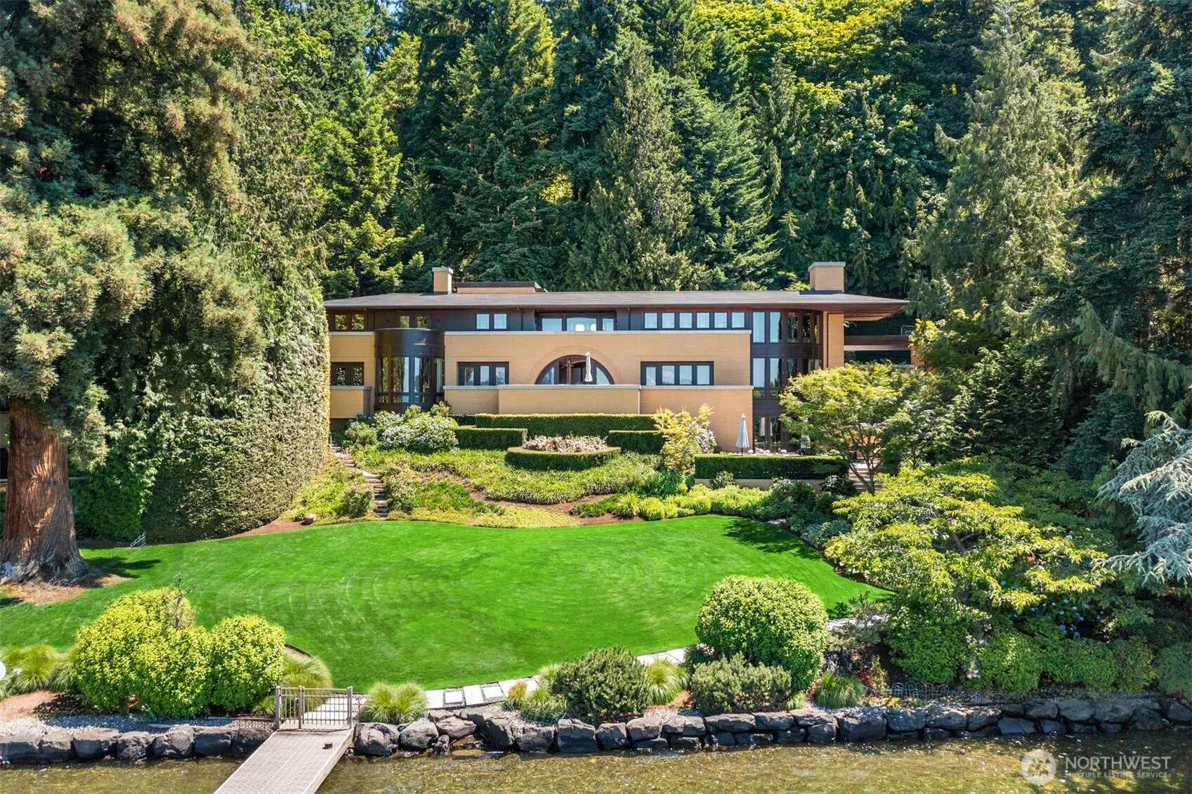 Property photo for 415 Shoreland Drive Se, Bellevue photo 3