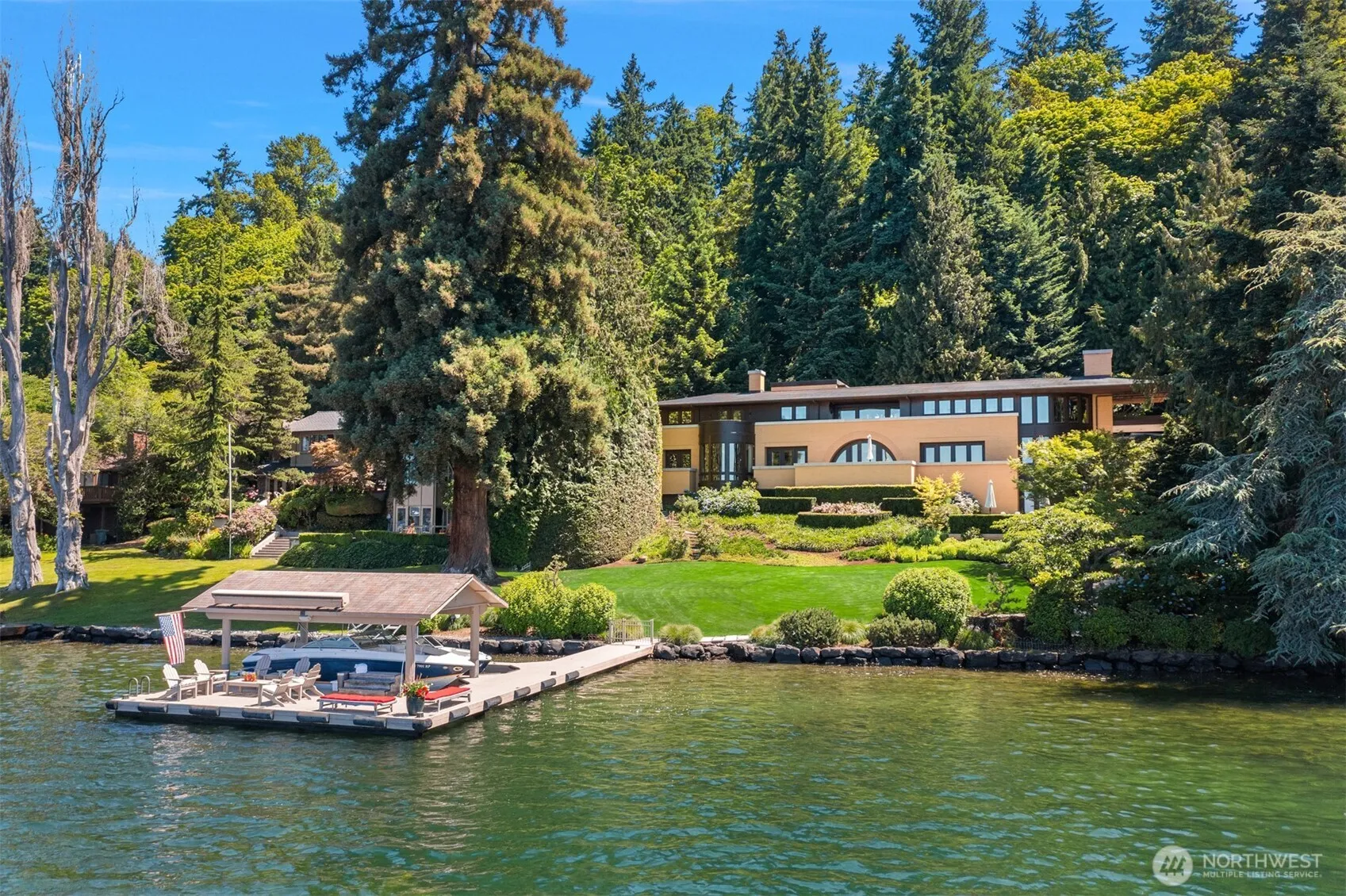 Property photo for 415 Shoreland Drive Se, Bellevue photo 2