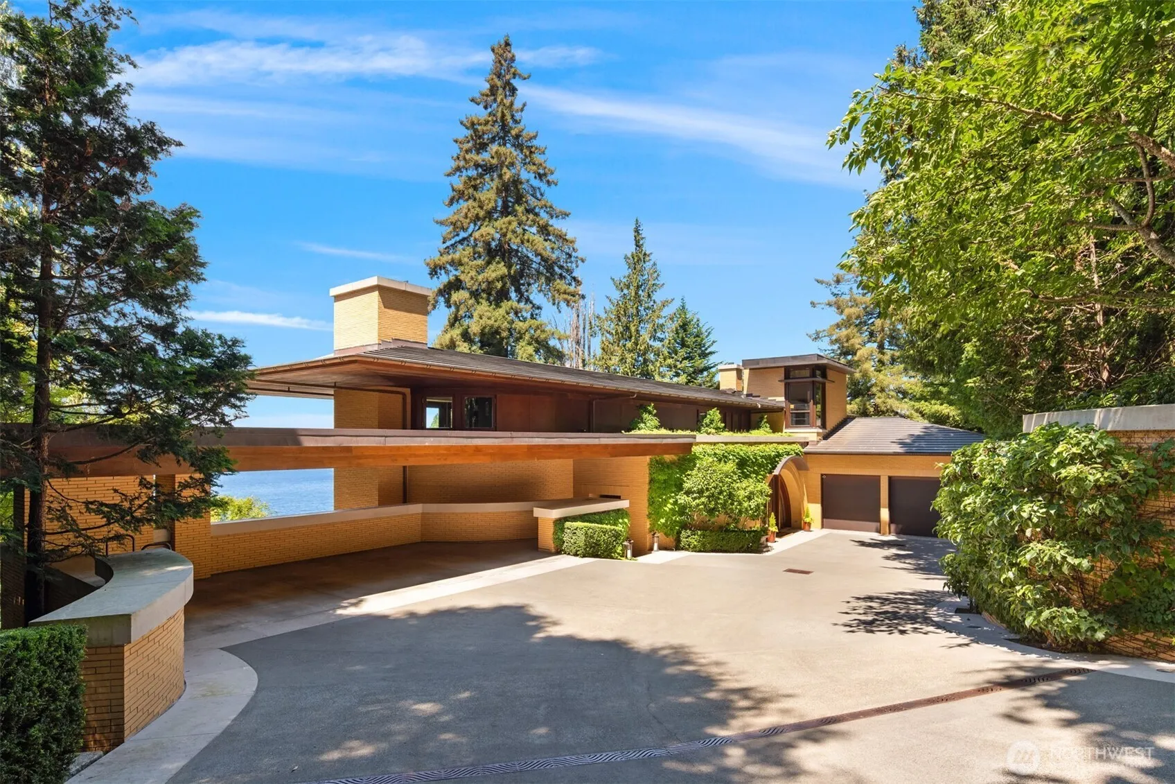 Property photo for 415 Shoreland Drive Se, Bellevue