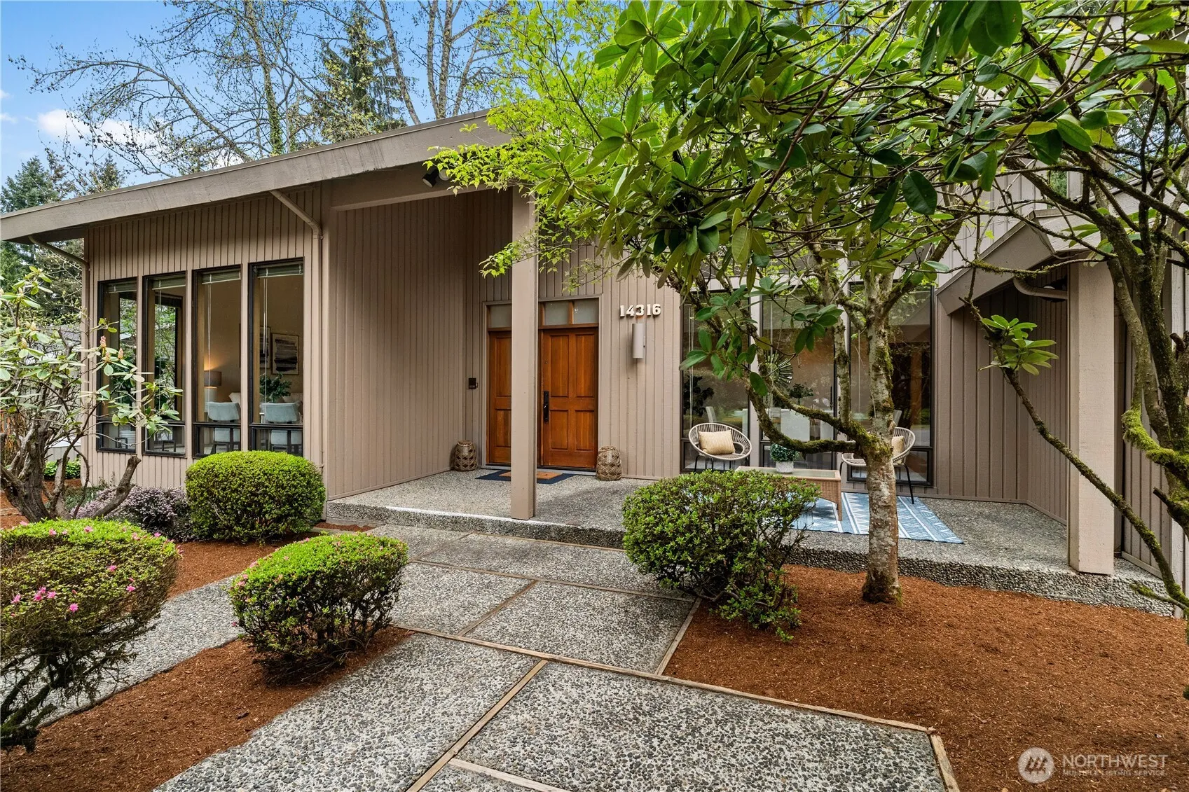 Property photo for 14316 Ne 12th Place, Bellevue photo 2