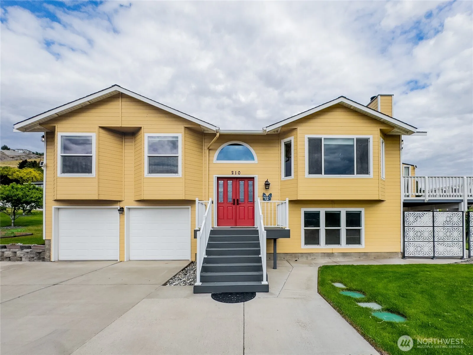 Property photo for 210 25th Street Ne, East Wenatchee