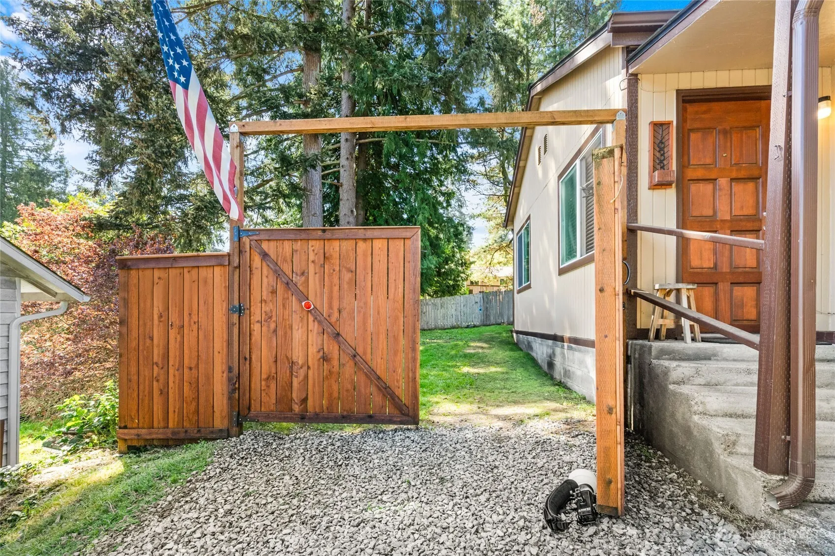 Property photo for 1633 Ne Perkins Way, Shoreline photo 3