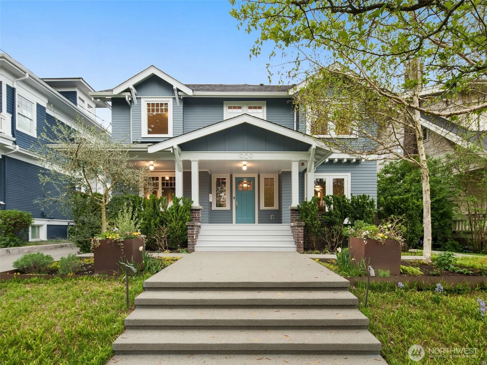 Property photo for 1909 4th Avenue N, Seattle